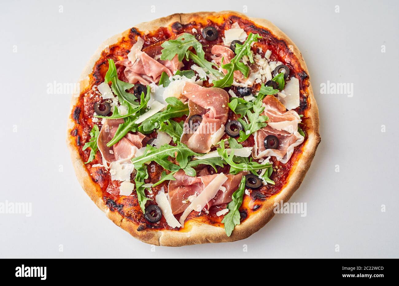 Une cuisine gastronomique italienne savoureuse pizza au jambon, olives