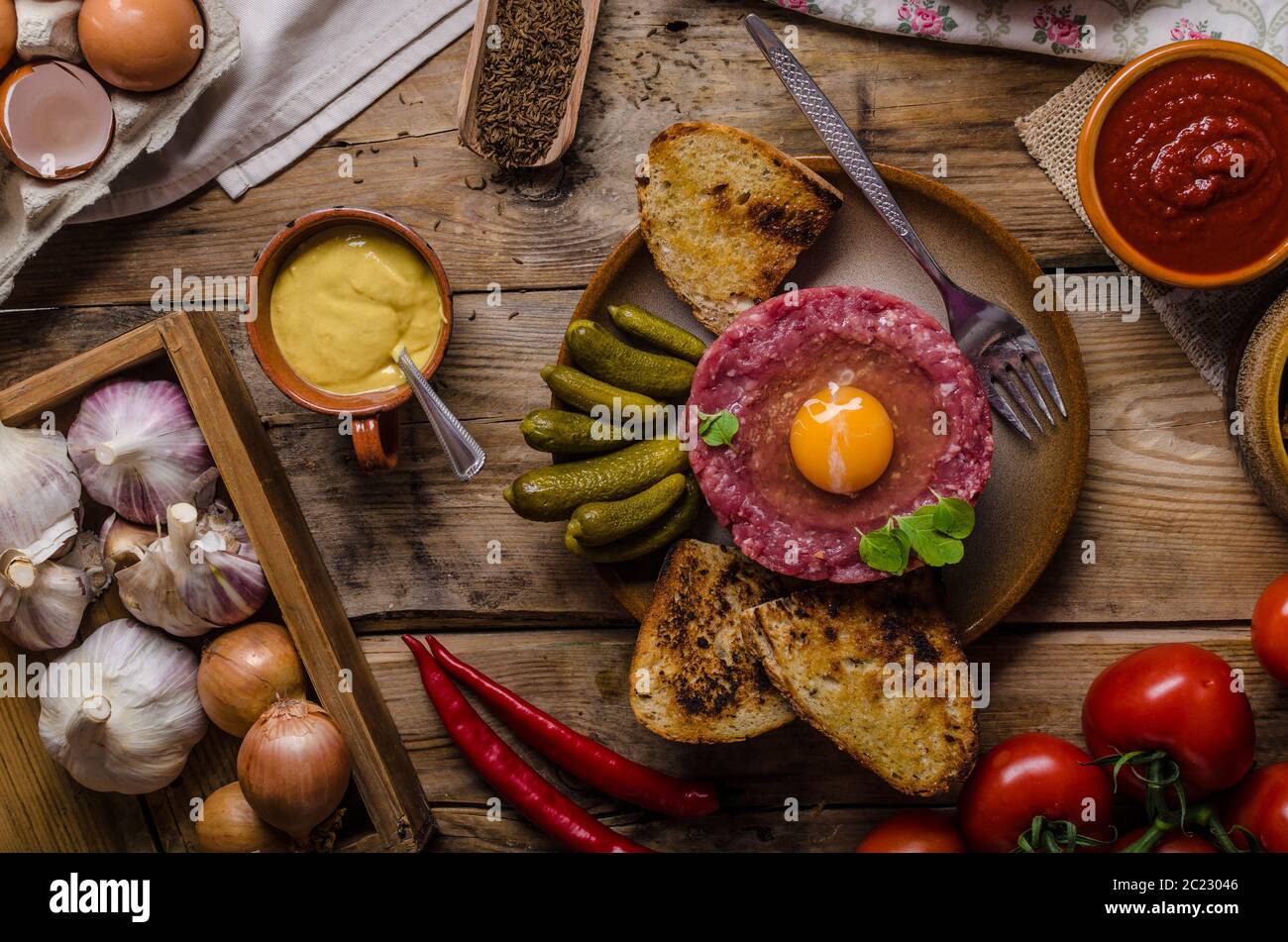 Tartare de boeuf, un plat délicieux plat de protéines avec des épices, de la moutarde, l'oeuf et le pain frit à l'ail Banque D'Images