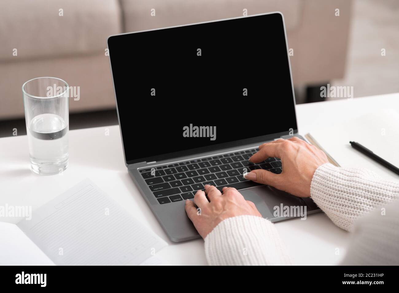 Une femme d'affaires occupée travaille sur Internet. Mains sur le clavier sur la table blanche Banque D'Images