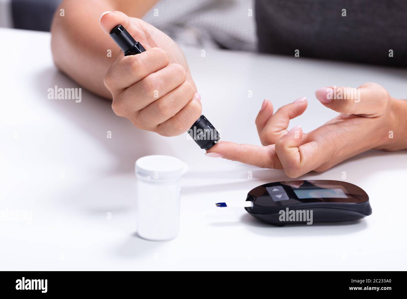 Close-up of a Woman's Hand Testing le haut sucre de sang avec diabete Banque D'Images