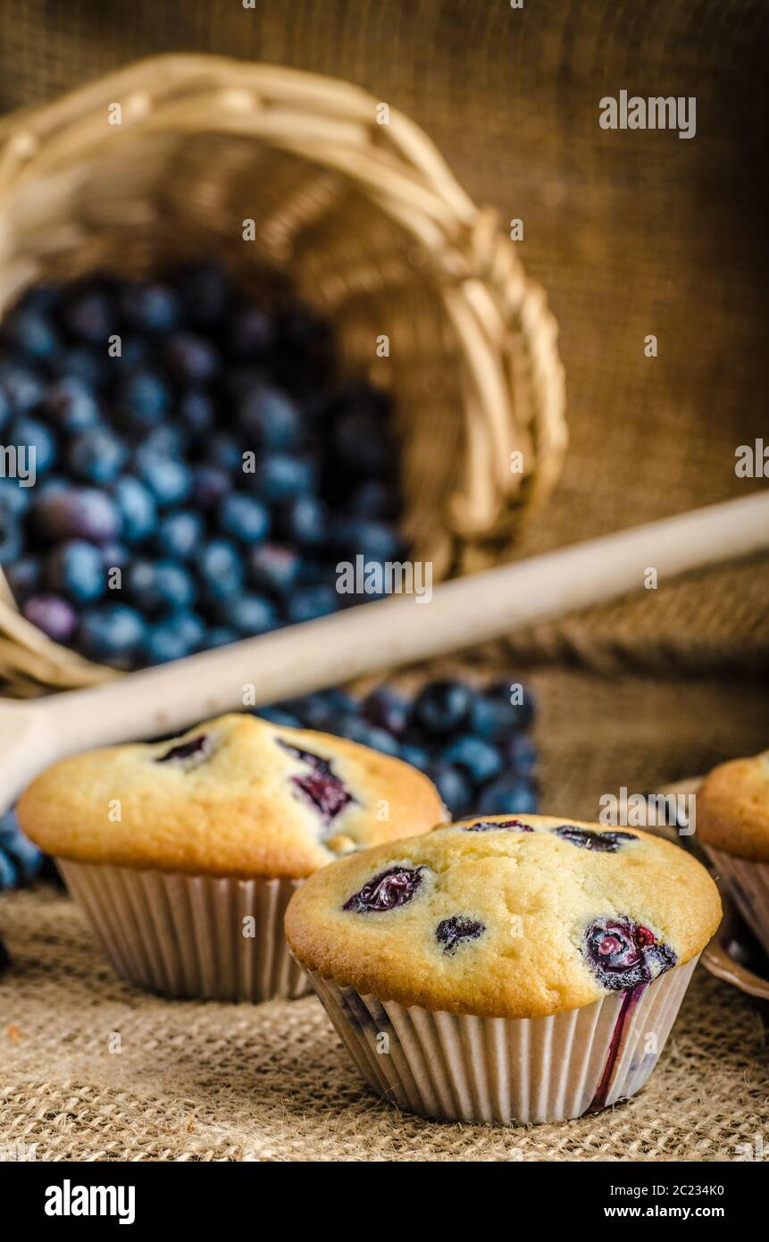Muffins aux bleuets confiture de lait et en arrière-plan et panier plein de bleuets Banque D'Images