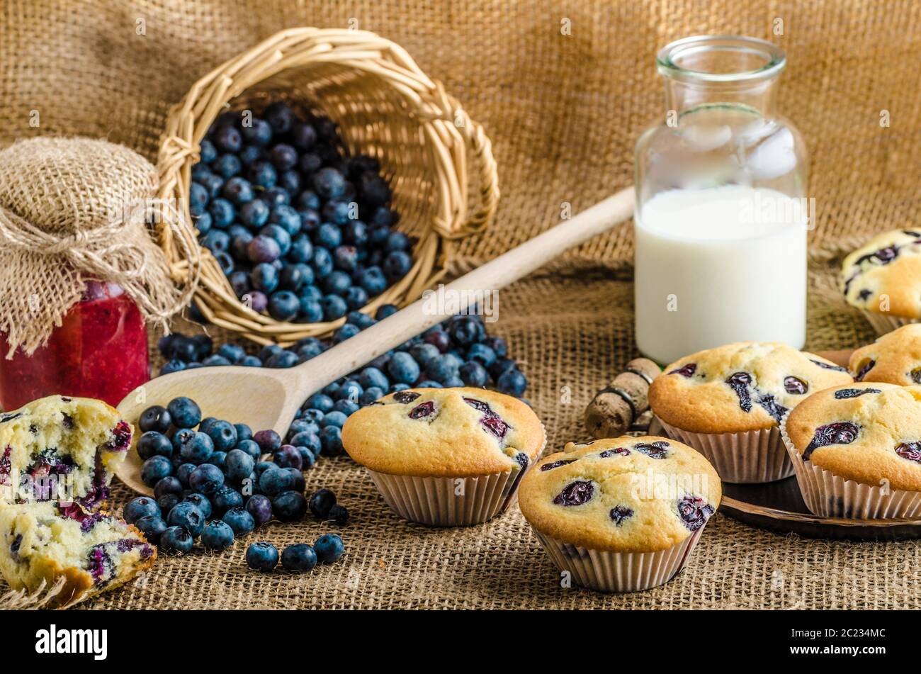 Muffins aux bleuets confiture de lait et en arrière-plan et panier plein de bleuets Banque D'Images