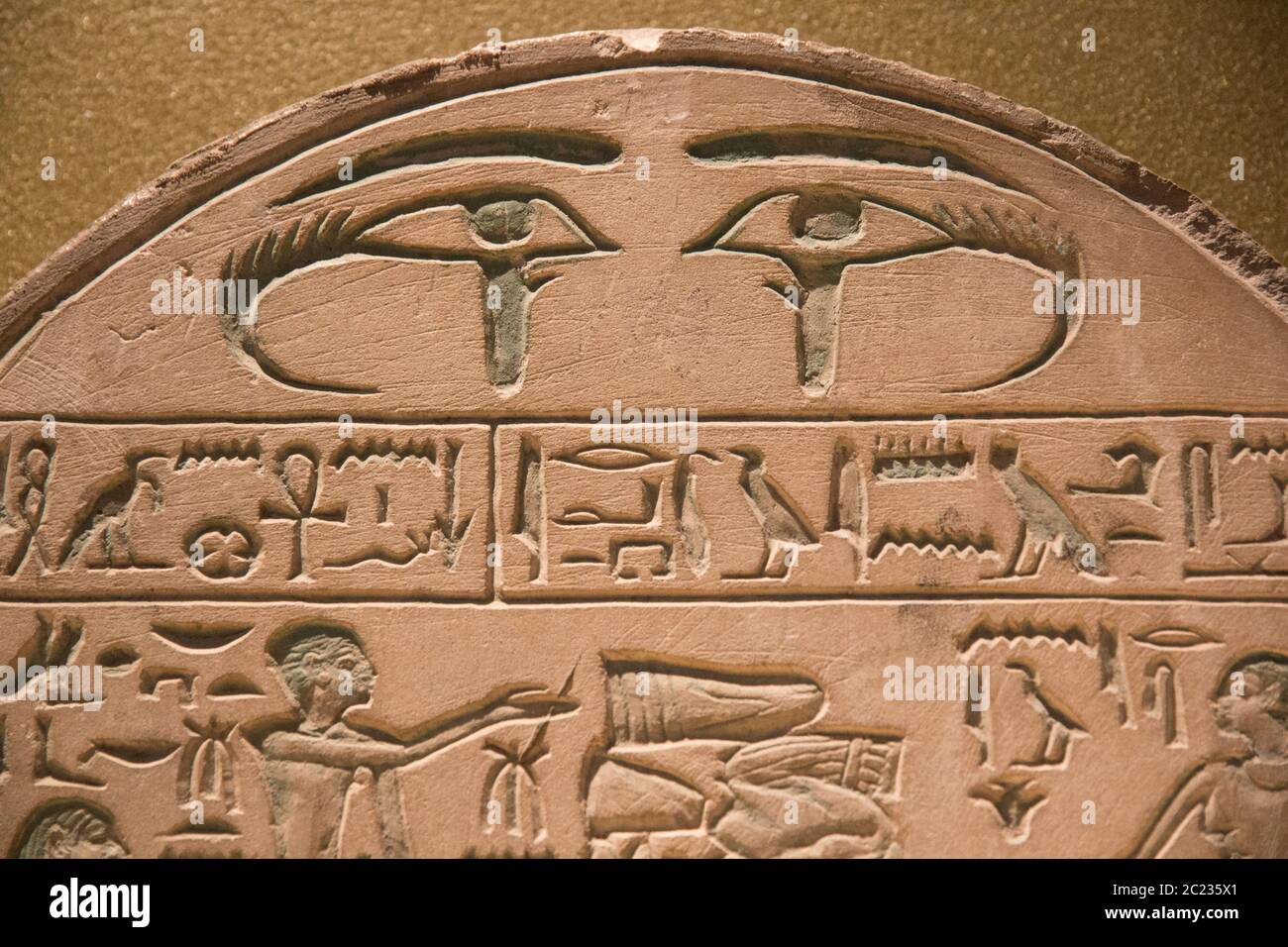 Leiden, pays-Bas - 26 JANVIER 2019 : exposition les dieux d'Égypte. Hiéroglyphes de l'Égypte antique sur une stela avec deux symboles d'oeil sur le dessus. Im. Éditoriale Banque D'Images