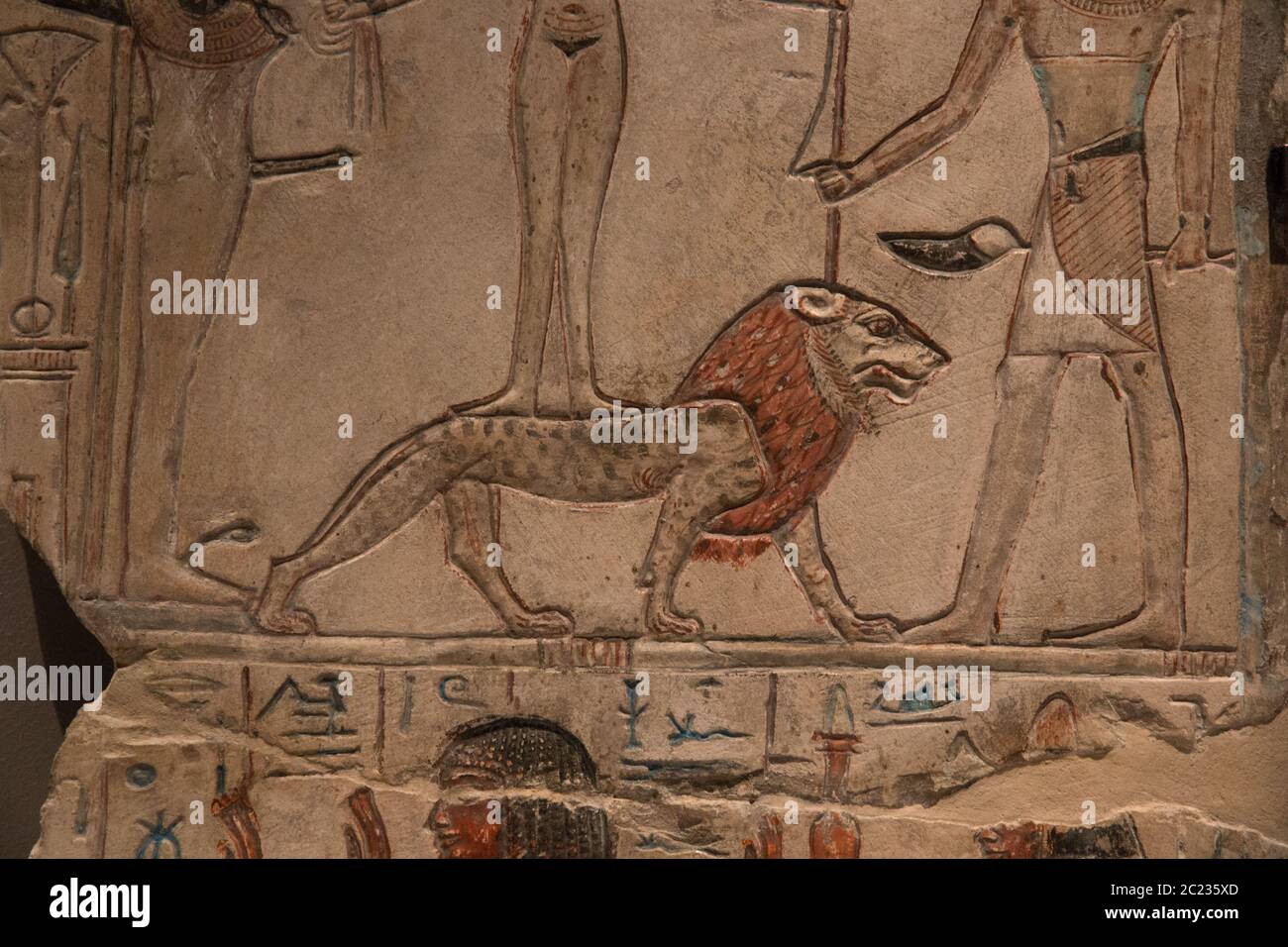 Leiden, pays-Bas - 26 JANVIER 2019 : hiéroglyphes à proximité d'une stela avec un lion de l'Égypte ancienne. Banque D'Images