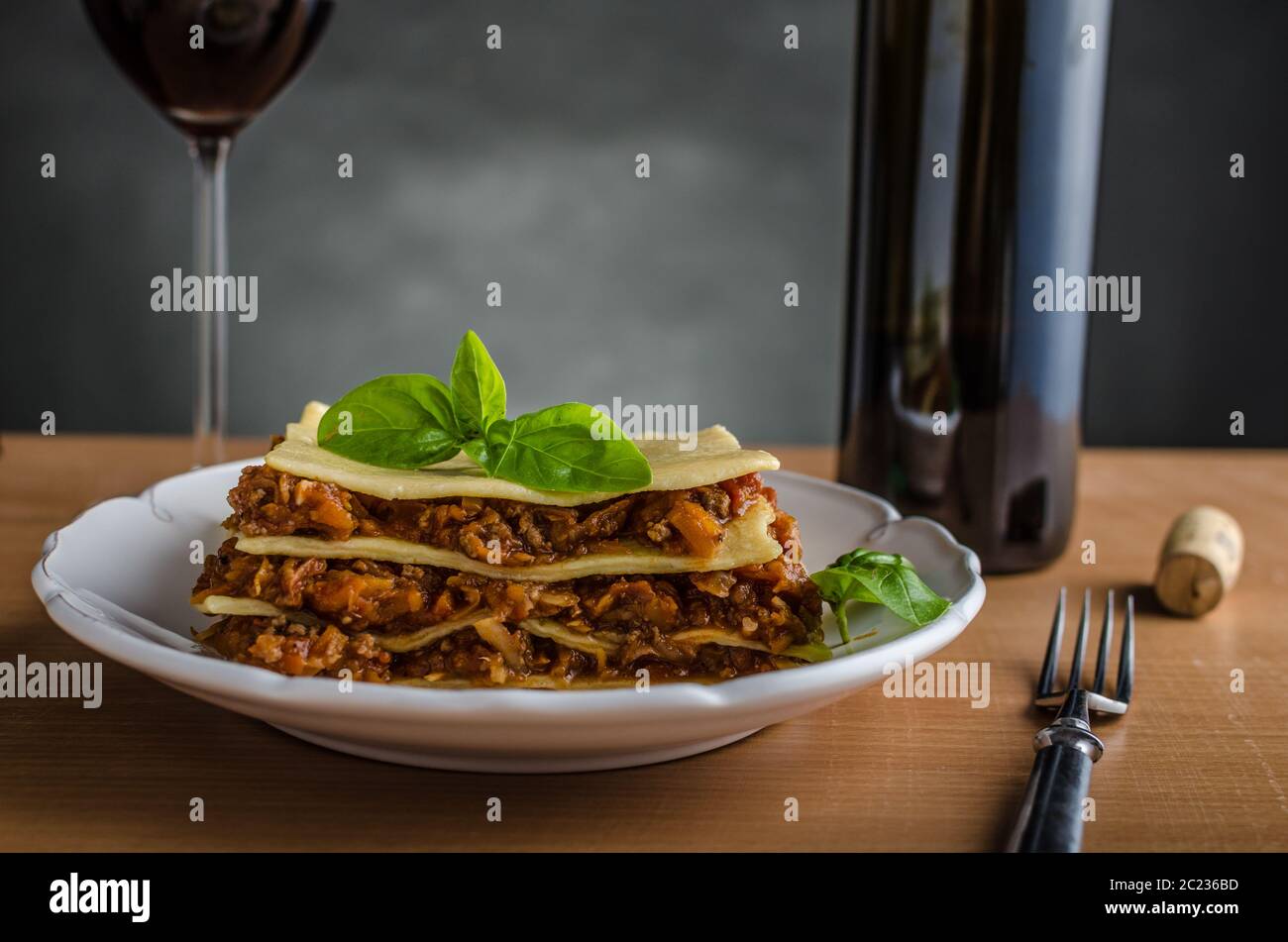 Lasagne Bolognese original recepy avec du boeuf, légumes racines et vin rouge, place pour