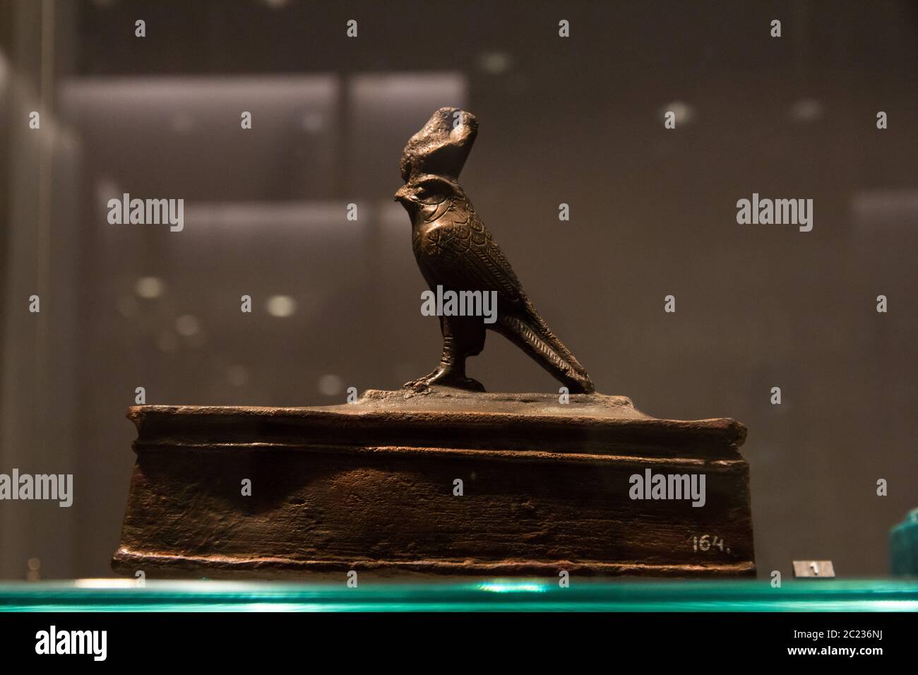 Leiden, pays-Bas - 26 JANVIER 2019 : petit cercueil d'oiseau avec une statue avec Horus comme faucon de l'Égypte ancienne. Banque D'Images