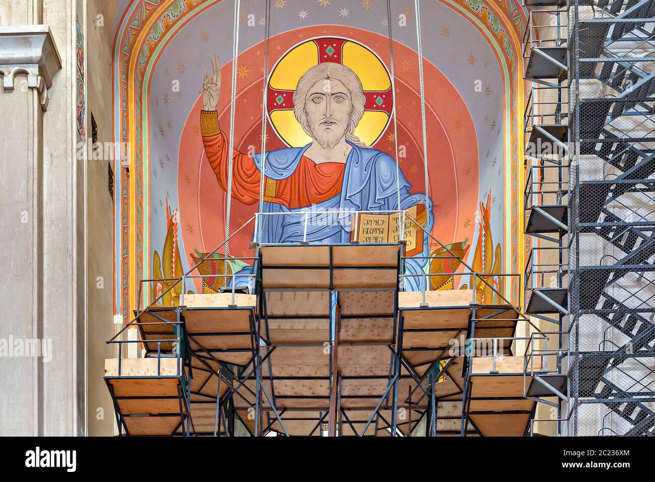 Travaux de restauration et peinture de l'image de Jésus-Christ dans la cathédrale de Sameba, connue aussi sous le nom de cathédrale Sainte-Trinité, à Tbilissi, en Géorgie, en 2017 Banque D'Images