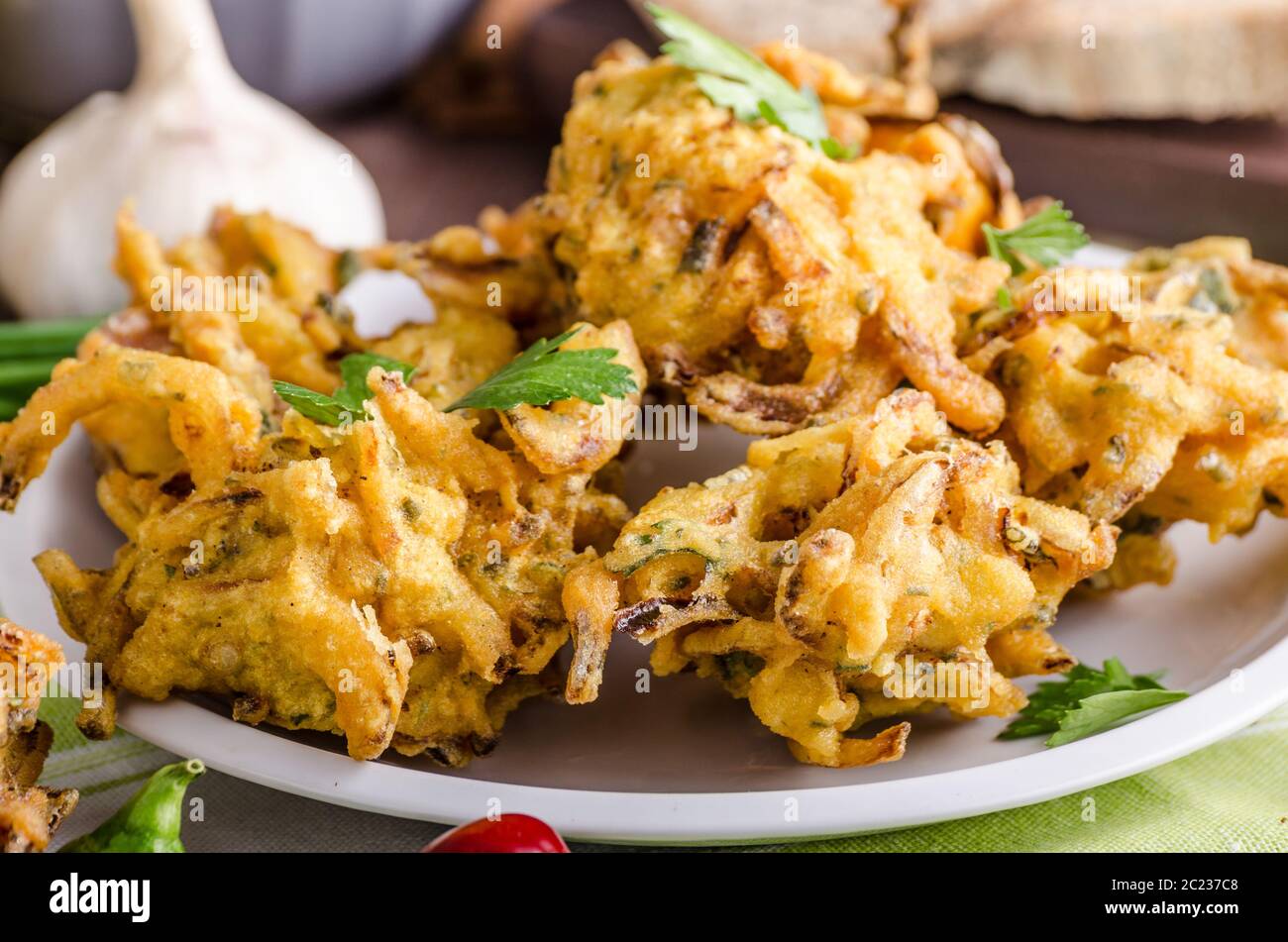 Bhajis oignon croustillant, de délicieux aliments de rue, Herbes et Ail Banque D'Images