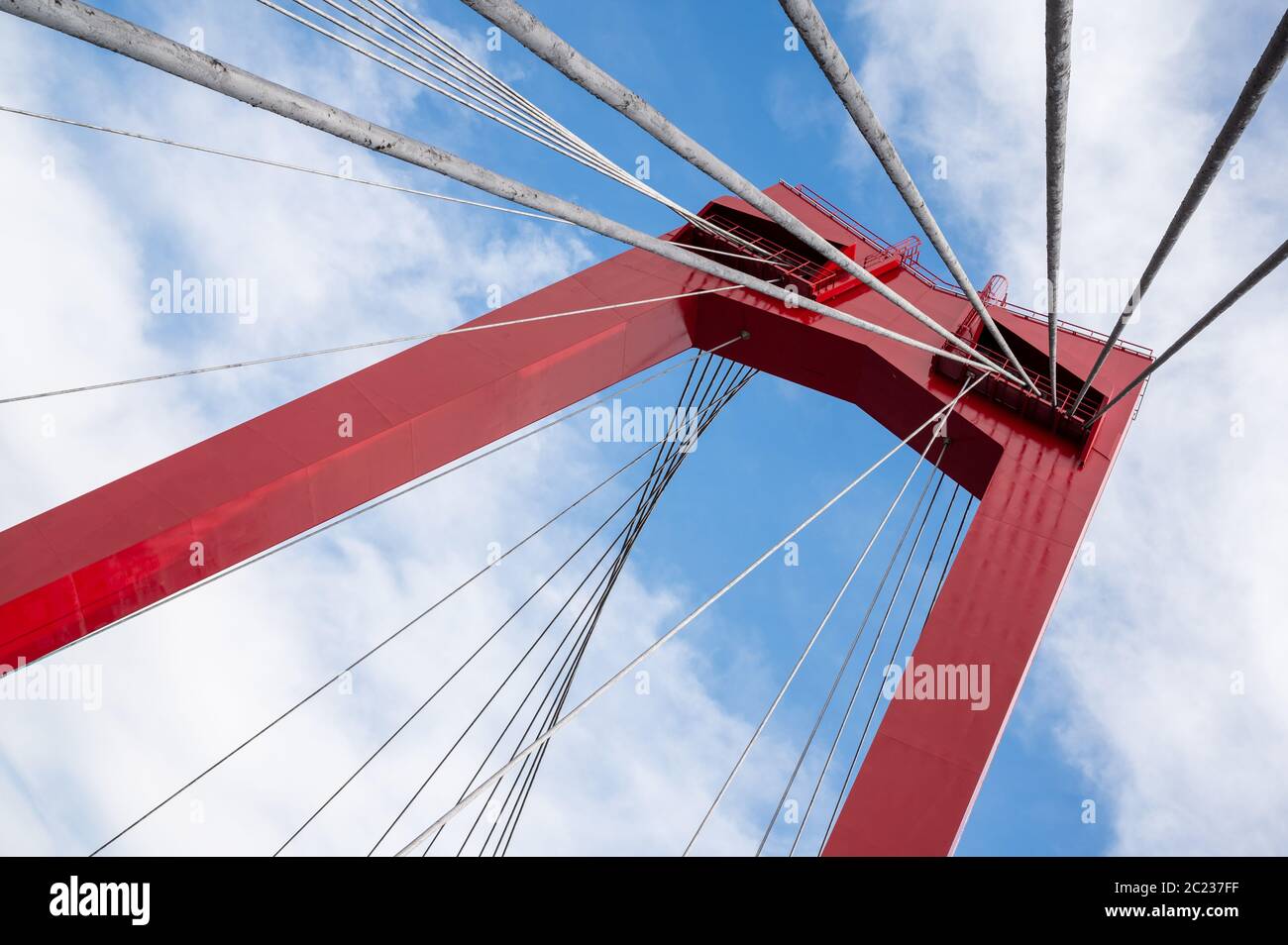 Willemsbrug (pont Willems) est un pont suspendu moderne qui traverse les Maas Nieuwe à Rotterdam, aux pays-Bas Banque D'Images