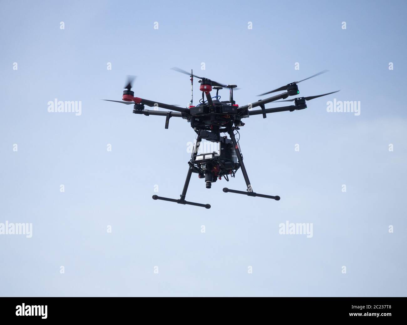 Photo libre de droit de Homme Volant Un Drone Avec Casque De Lunettes De  Réalité Virtuelle banque d'images et plus d'images libres de droit de Drone  - iStock