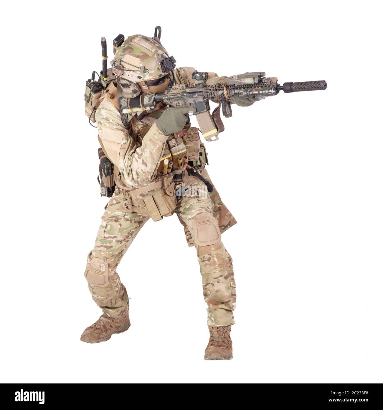 L'infanterie de l'armée moderne carabinier dans l'uniforme de camouflage, casque radio sur casque, ammo sur porte-charge, furtivement, accroupi, visant et tir avec service ri Banque D'Images