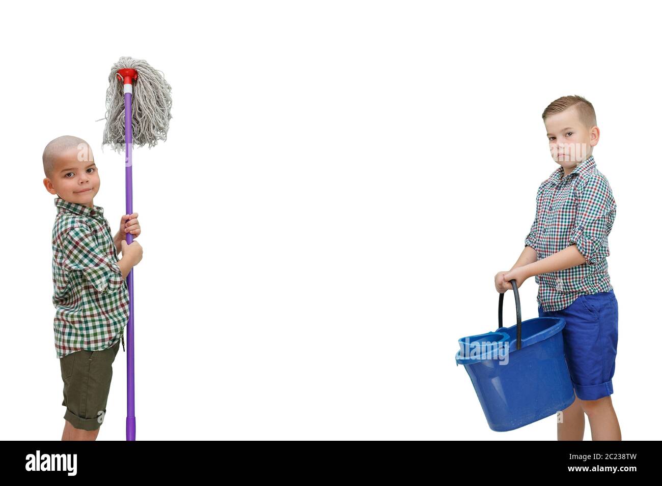 Deux Caucasian boy standing on a white background isolée et tenant un seau d'eau et d'une lavette pour le nettoyage Banque D'Images