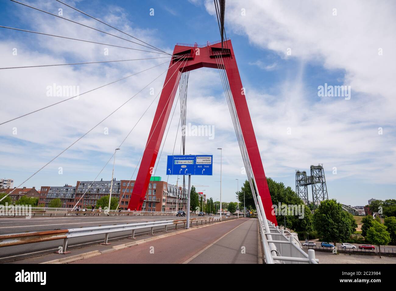 Willemsbrug (pont Willems) est un pont suspendu moderne qui traverse les Maas Nieuwe à Rotterdam, aux pays-Bas Banque D'Images