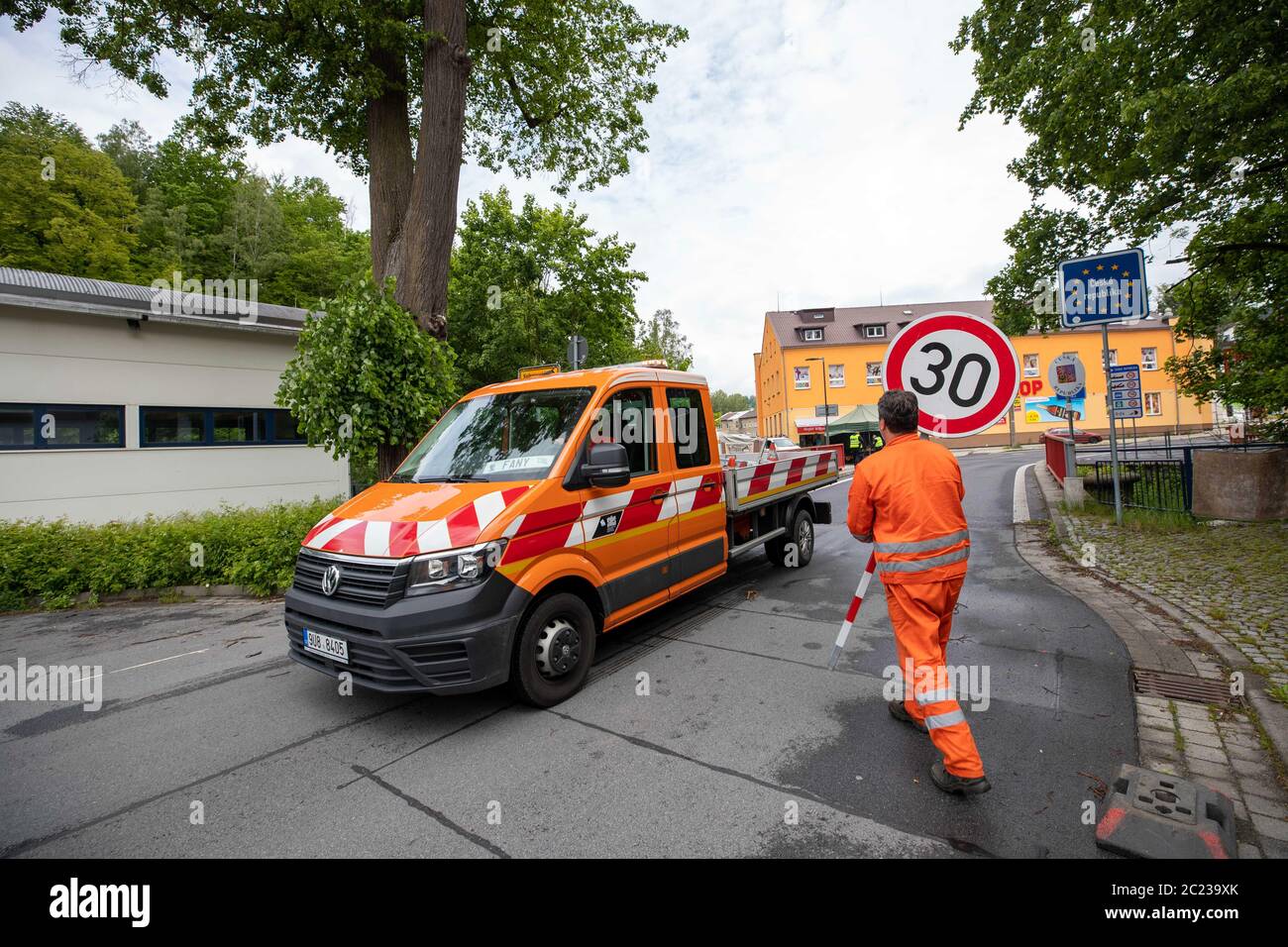 Sebnitz, Allemagne. 05e juin 2020. Un employé de la ville de Dolni Poustevna élimine les barrières et les restrictions de vitesse à la frontière avec l'Allemagne. Après presque trois mois, la République tchèque ouvre à nouveau sa frontière avec des ressortissants de l'Allemagne, de l'Autriche et de la Hongrie. Credit: Daniel Schäfer/dpa-Zentralbild/ZB/dpa/Alay Live News Banque D'Images