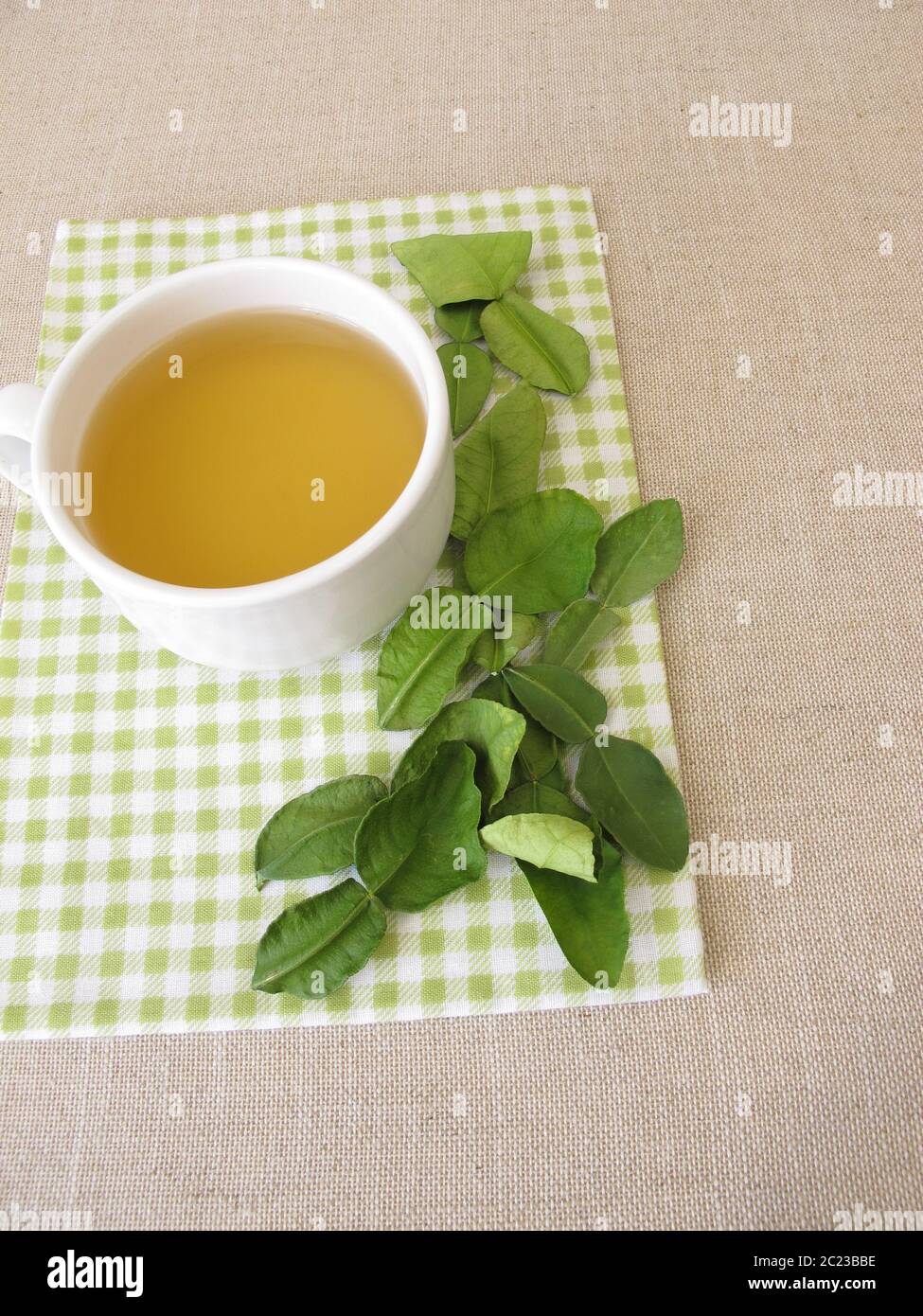 Thé avec feuilles de citron vert kaffir séchées Banque D'Images