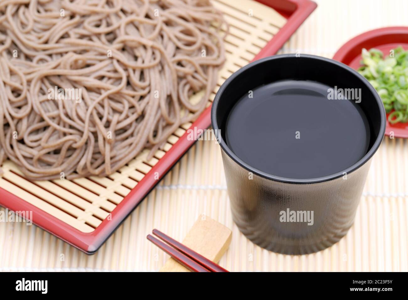 Nouilles soba de Zaru japonaises dans un bol en céramique sur fond blanc Banque D'Images