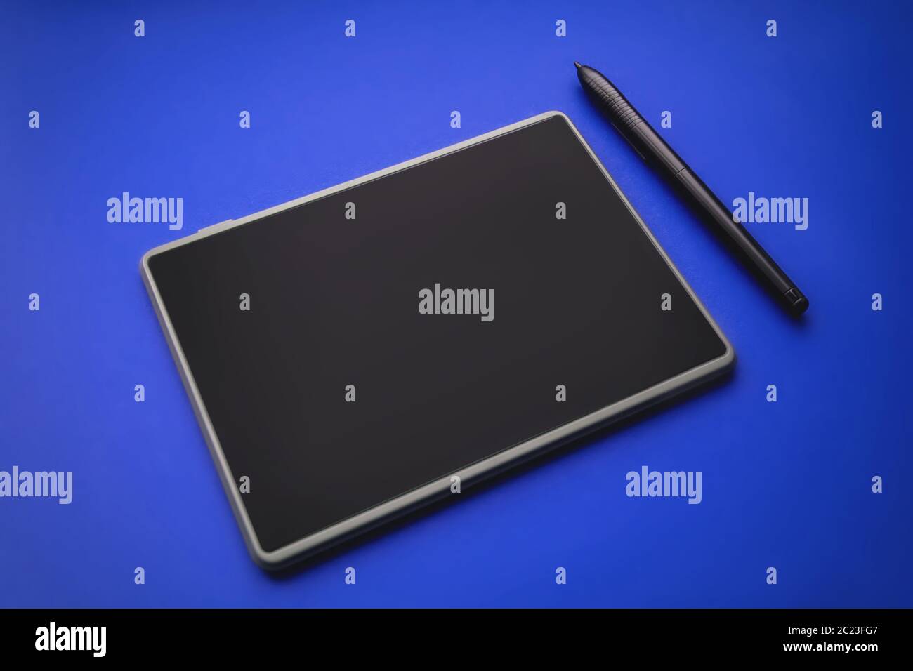 Tablette graphique stylet touchez sur fond bleu Banque D'Images