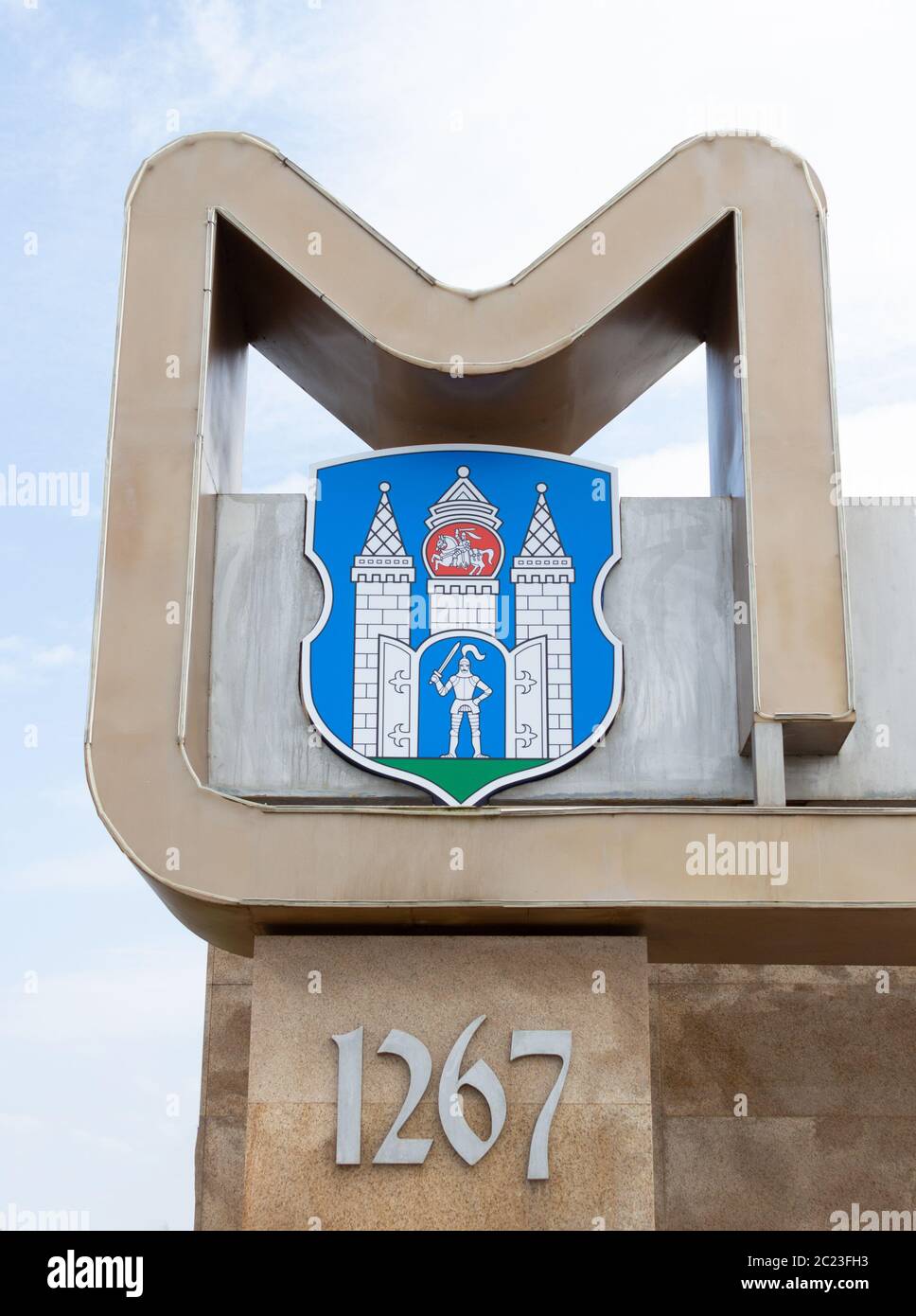 Panneau de la ville de Mogilev dans l'open. Attraction touristique à l'entrée de la ville Banque D'Images