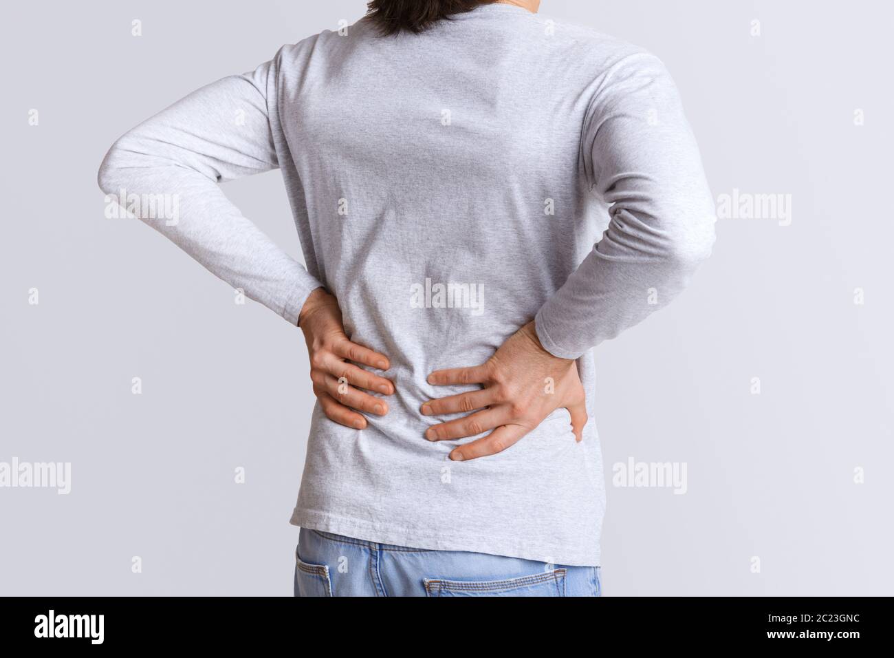 Colique rénale et douleurs dorsales. L'homme souffre de douleurs dans le bas du dos Banque D'Images