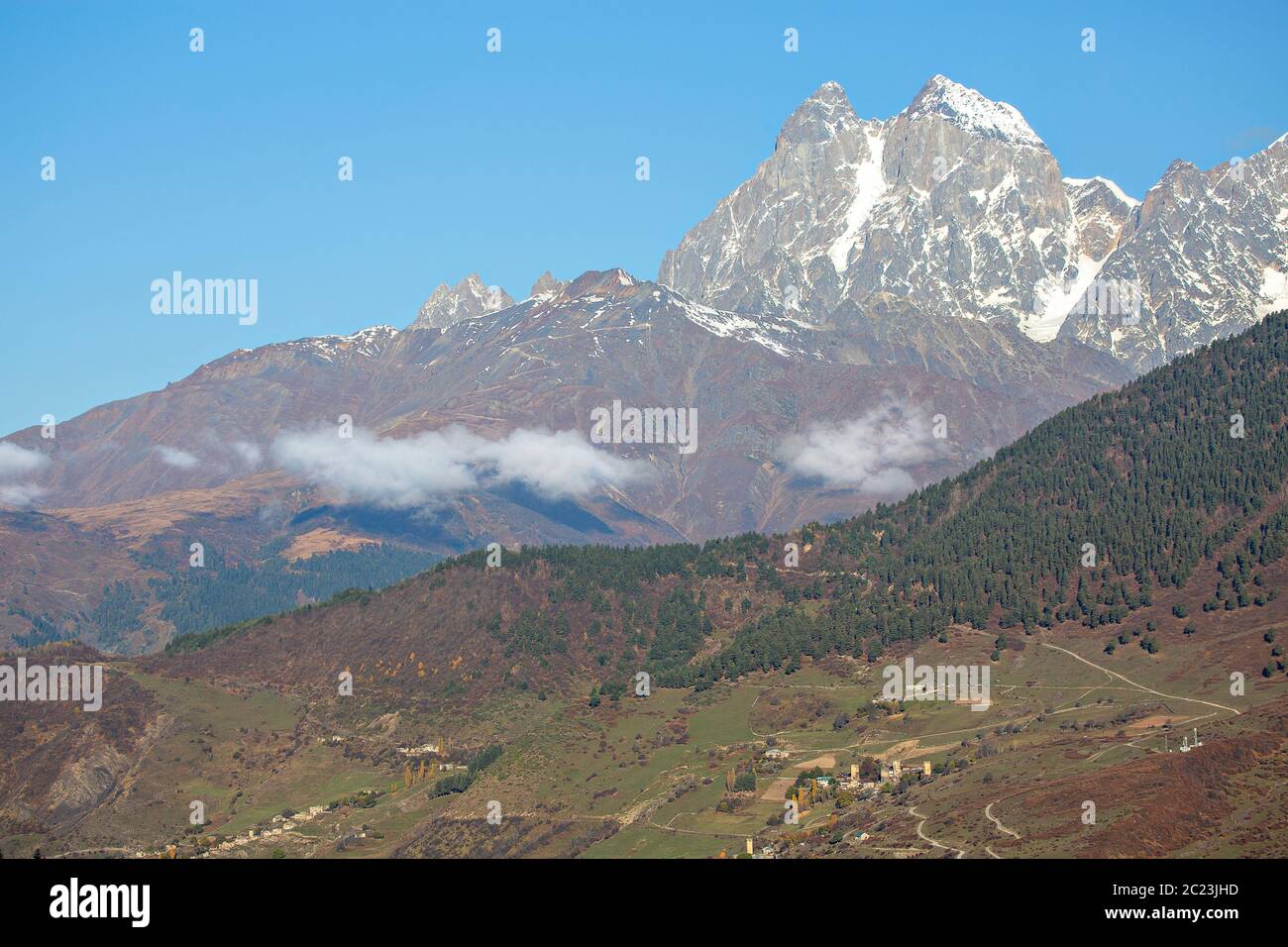 Le mont Ushba, l'un des sommets des montagnes du Caucase et des maisons de village en Géorgie Banque D'Images