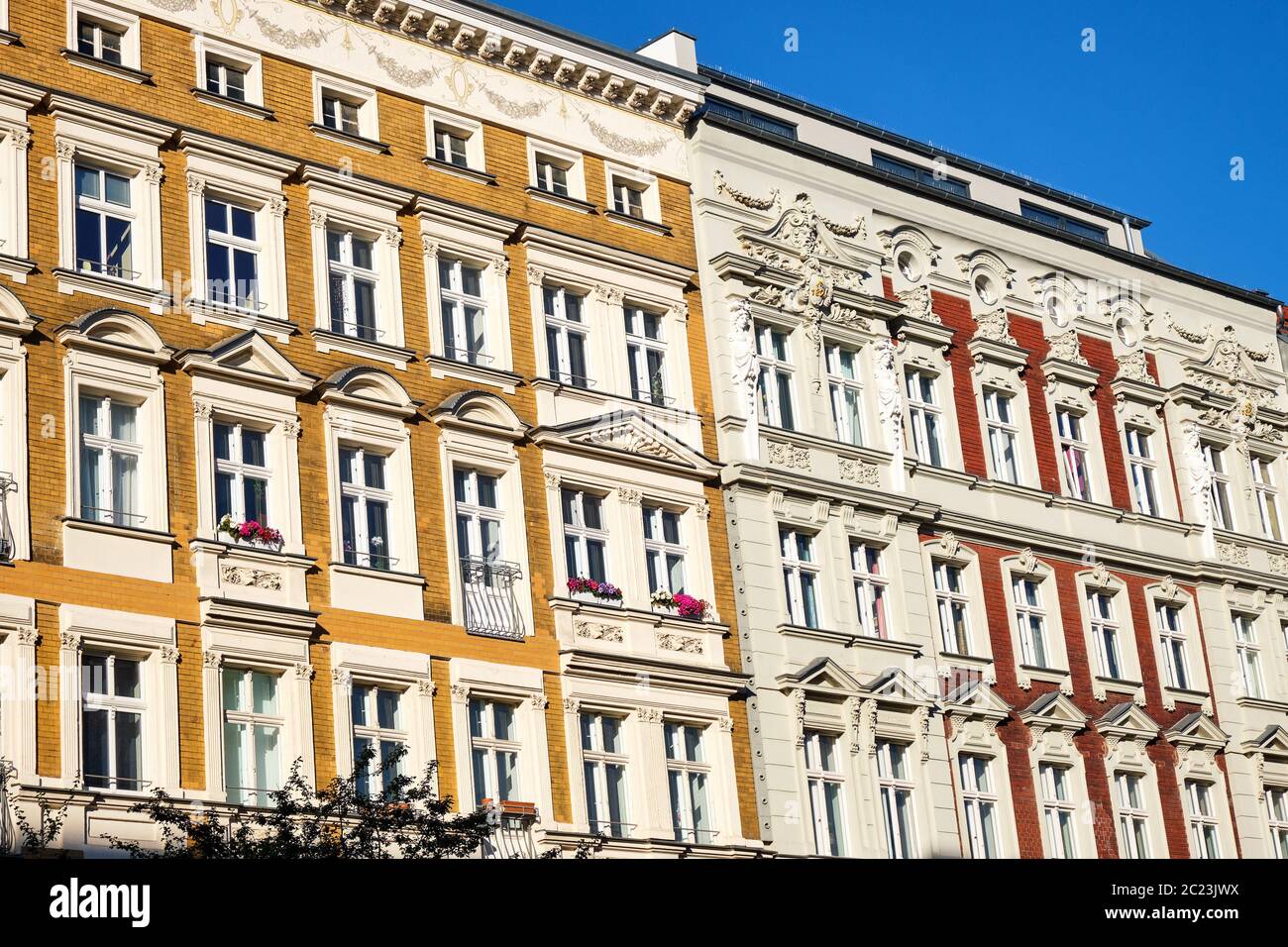 Façades de certains immeubles anciens rénovés en vu de Prenzlauer Berg à Berlin, Allemagne Banque D'Images