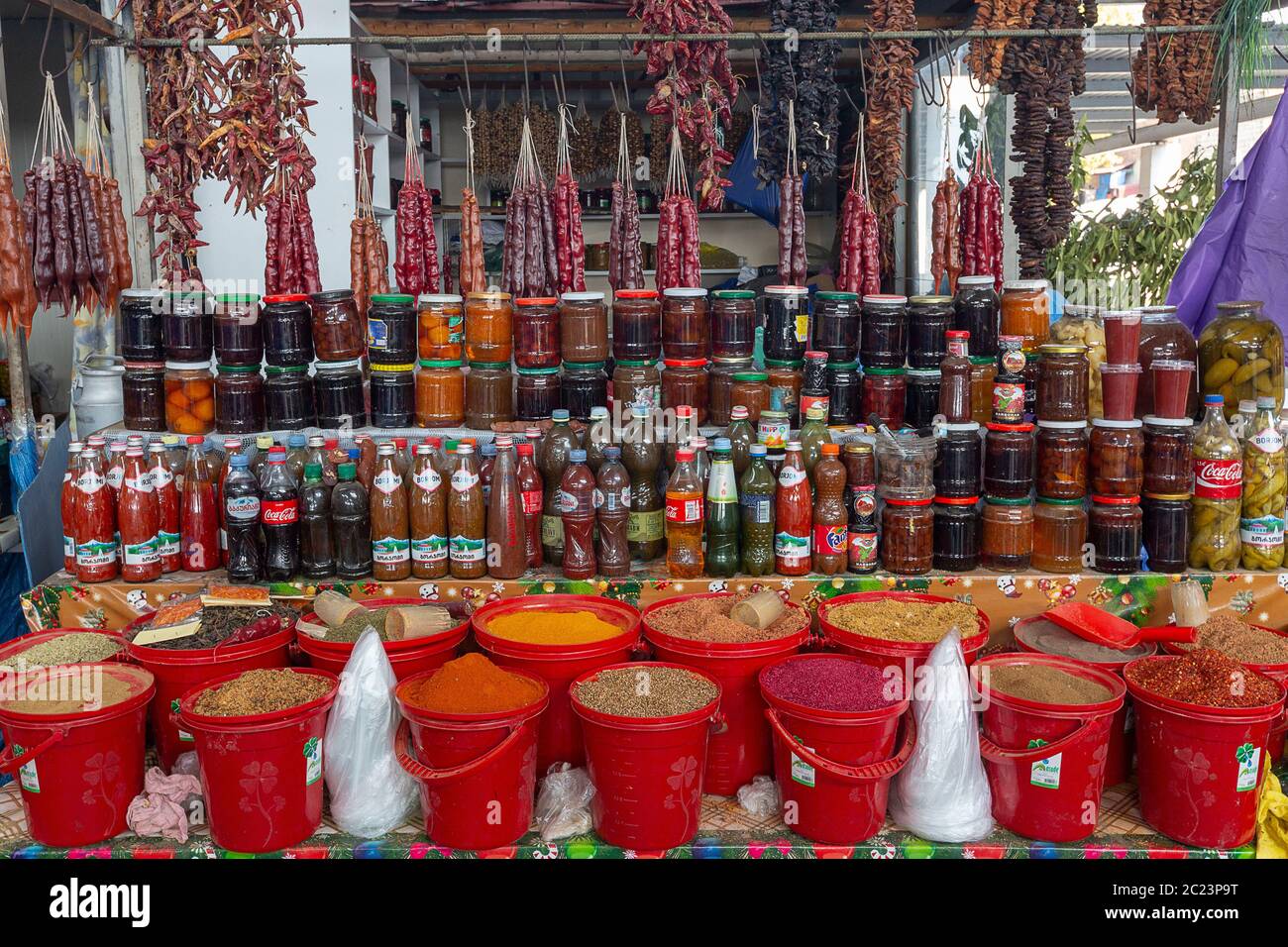 Différentes épices, aliments séchés et confitures dans des bocaux dans le bazar connu sous le nom de bazar déserteurs, à Tbilissi, en Géorgie Banque D'Images