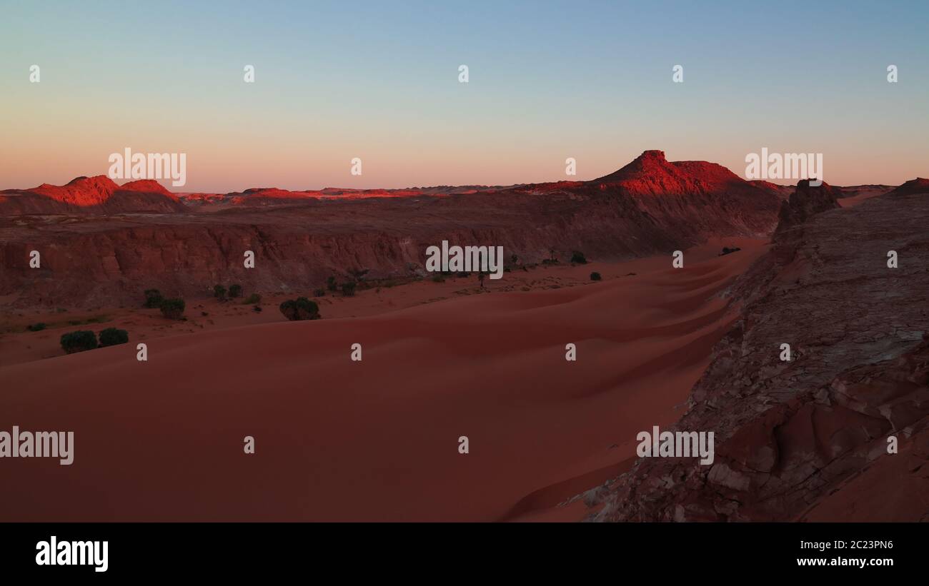Paysage aérien panoramique près du lac Boukkou groupe de lacs d'Ounianga Serir à l'Ennedi, Tchad Banque D'Images