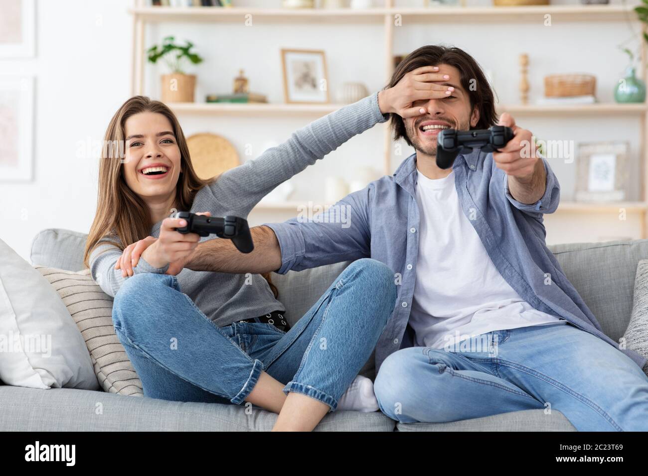Homme et femme qui jouent à des jeux vidéo à la maison Photo Stock - Alamy