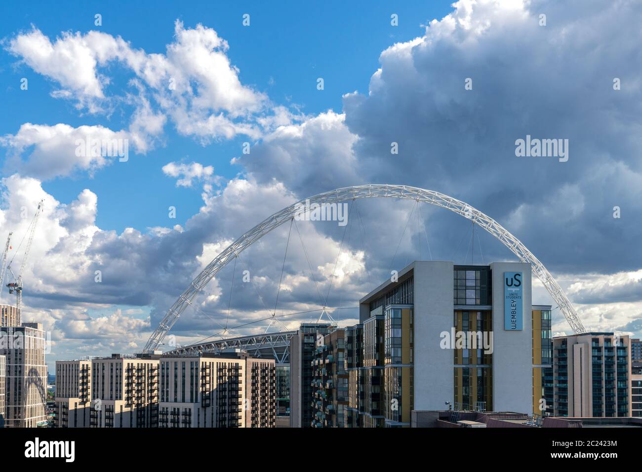 13 juin 2020 - Londres, Royaume-Uni. Gros nuages orageux au-dessus du stade Wembley. Banque D'Images