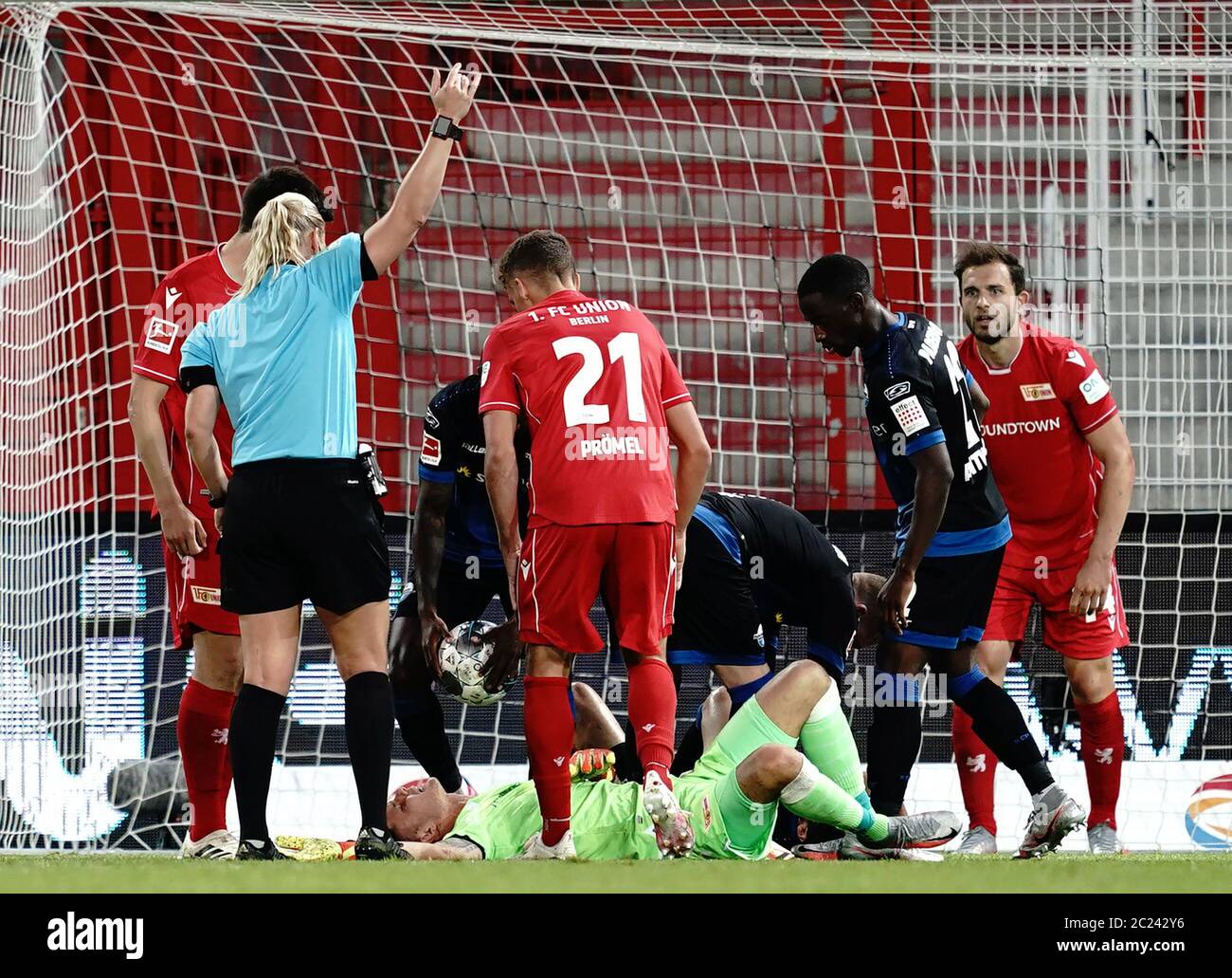 Berlin, Allemagne. 16 juin 2020. Football: Bundesliga, 1er FC Union Berlin - SC Paderborn 07, 32e jour de match au stade an der Alten Försterei. Le gardien de but de Berlin Rafal Gikiewicz est blessé sur le terrain après un combat avec les Paderborns Mohamed Dräger (2e à partir de la droite). NOTE IMPORTANTE: Selon les règlements de la DFL Deutsche Fußball Liga et de la DFB Deutscher Fußball-Bund, il est interdit d'utiliser ou d'avoir utilisé dans le stade et/ou des photos prises du match sous forme d'images de séquence et/ou de séries de photos de type vidéo. Credit: Kay Nietfeld/dpa/Alay Live News Banque D'Images