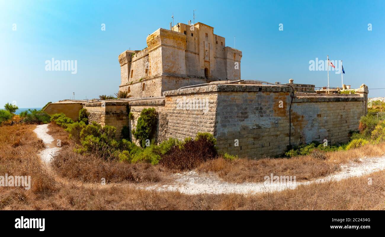 Vue panoramique du fort San Lucian près de Marsaxlokk par une journée ensoleillée, Malte Banque D'Images