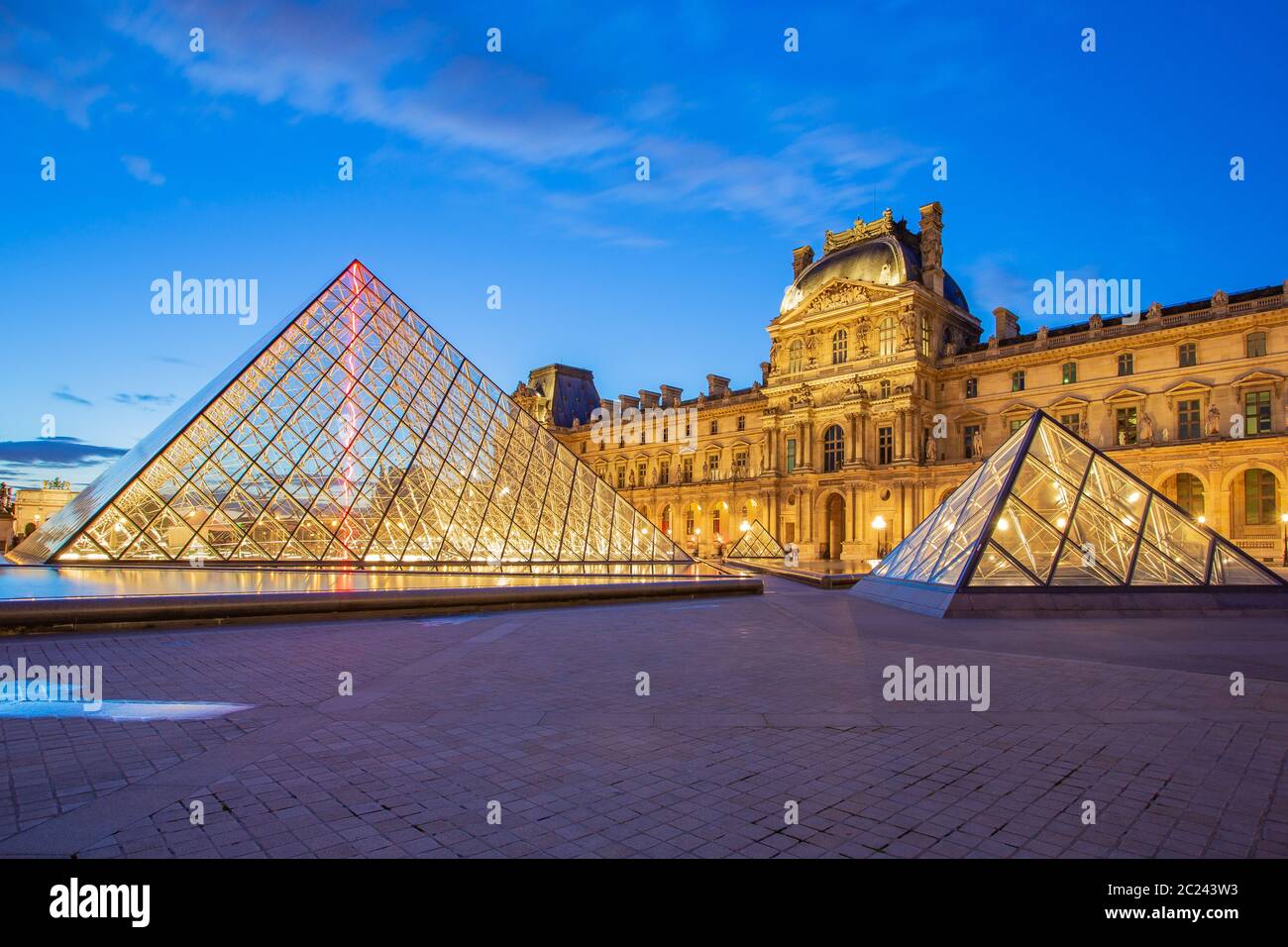 Musée du Louvre à Paris au crépuscule en France Banque D'Images