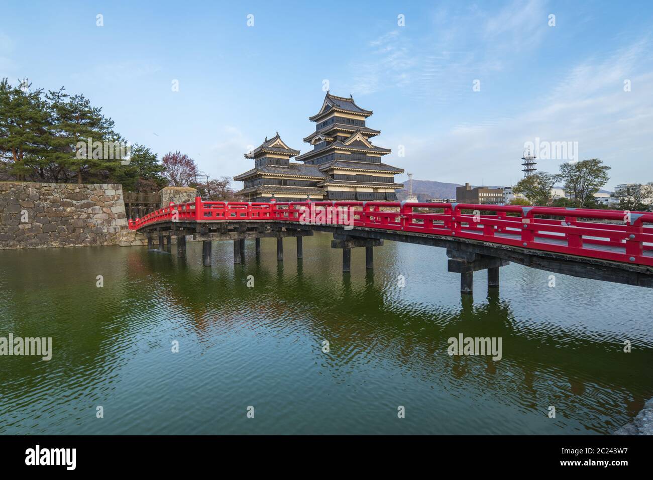 Château de Matsumoto avec le pont rouge à Nagano, Japon Banque D'Images