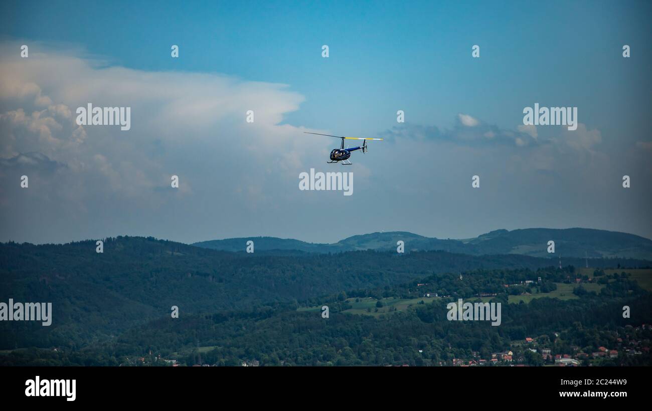 Robinson 44 hélicoptère Raven II au-dessus des montagnes Karkonosze en Pologne Banque D'Images