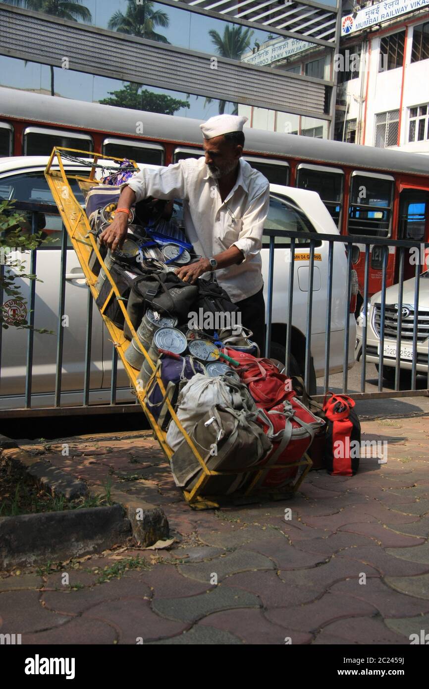 Dabbawala livraison de boîtes à lunch de nourriture chaude à la gare de Churchgate à Mumbai (Bombay), Inde. Un service de livraison de nourriture traditionnelle très efficace Banque D'Images