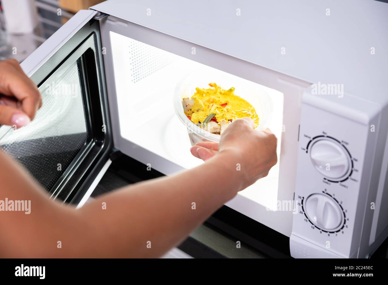 Close-up of a le chauffage des aliments au micro-ondes Banque D'Images