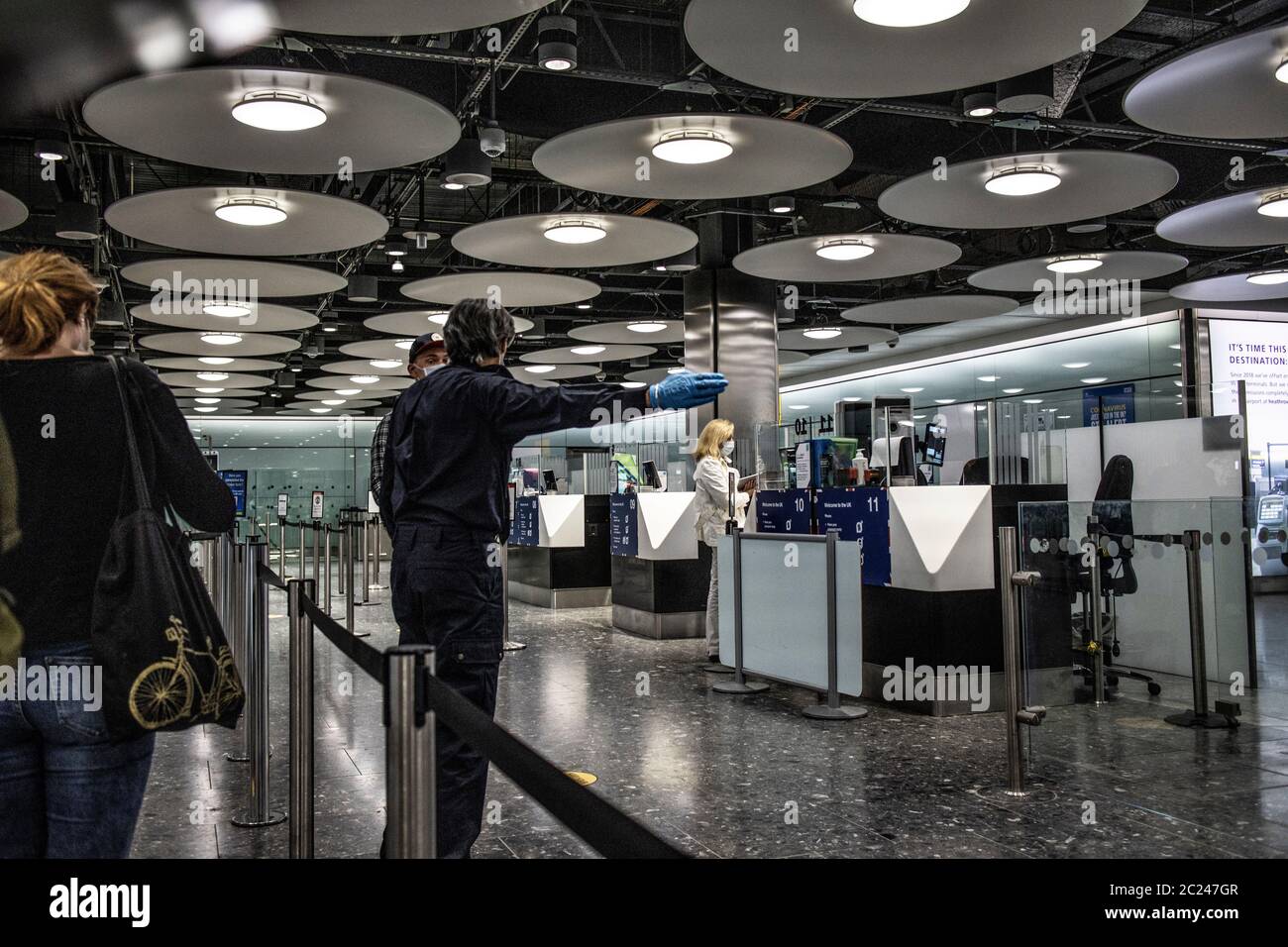 Les voyageurs arrivant au terminal 5 de Heathrow pendant la politique de quarantaine de 41 jours pour tenter de contrôler la pandémie du coronavirus Covid 19 par les passagers. Banque D'Images