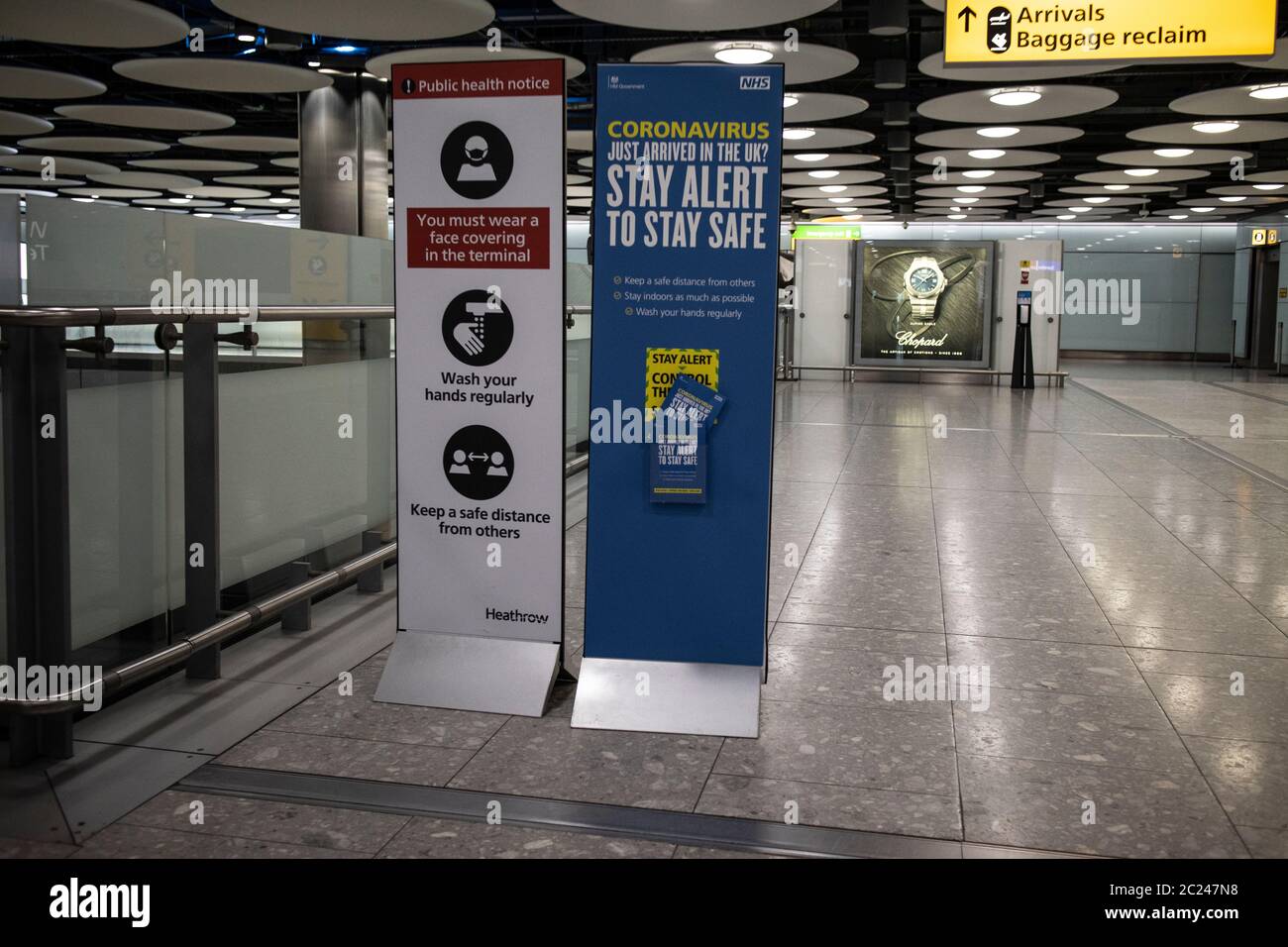 Les voyageurs arrivant au terminal 5 de Heathrow pendant la politique de quarantaine de 41 jours pour tenter de contrôler la pandémie du coronavirus Covid 19 par les passagers. Banque D'Images