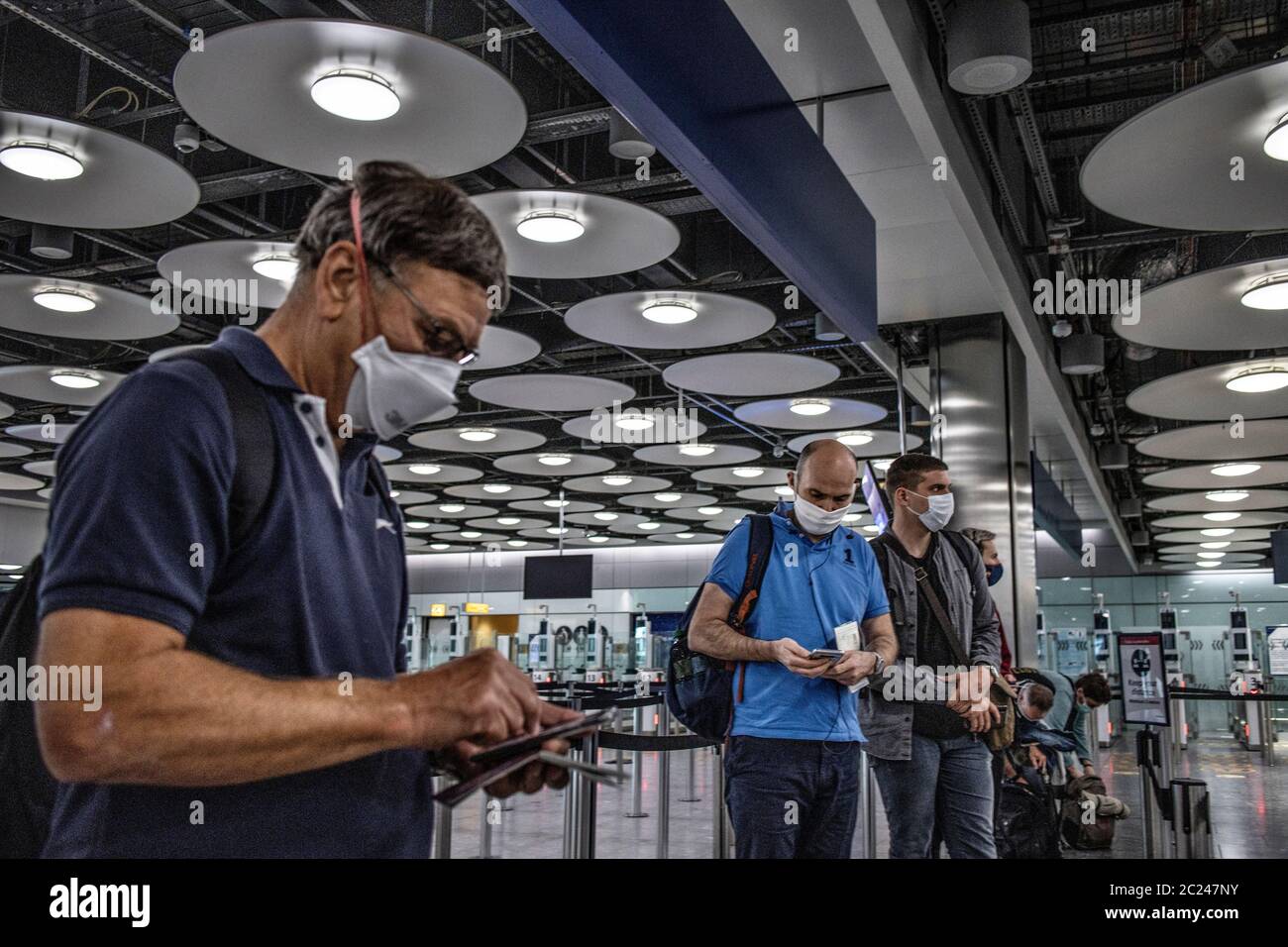 Les voyageurs arrivant au terminal 5 de Heathrow pendant la politique de quarantaine de 41 jours pour tenter de contrôler la pandémie du coronavirus Covid 19 par les passagers. Banque D'Images