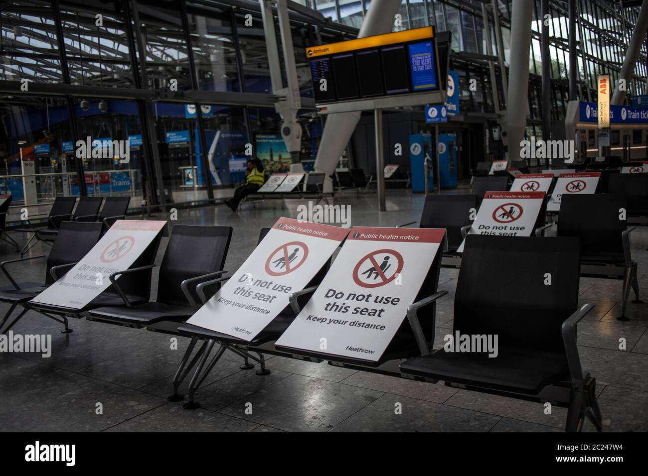 Les voyageurs arrivant au terminal 5 de Heathrow pendant la politique de quarantaine de 41 jours pour tenter de contrôler la pandémie du coronavirus Covid 19 par les passagers. Banque D'Images