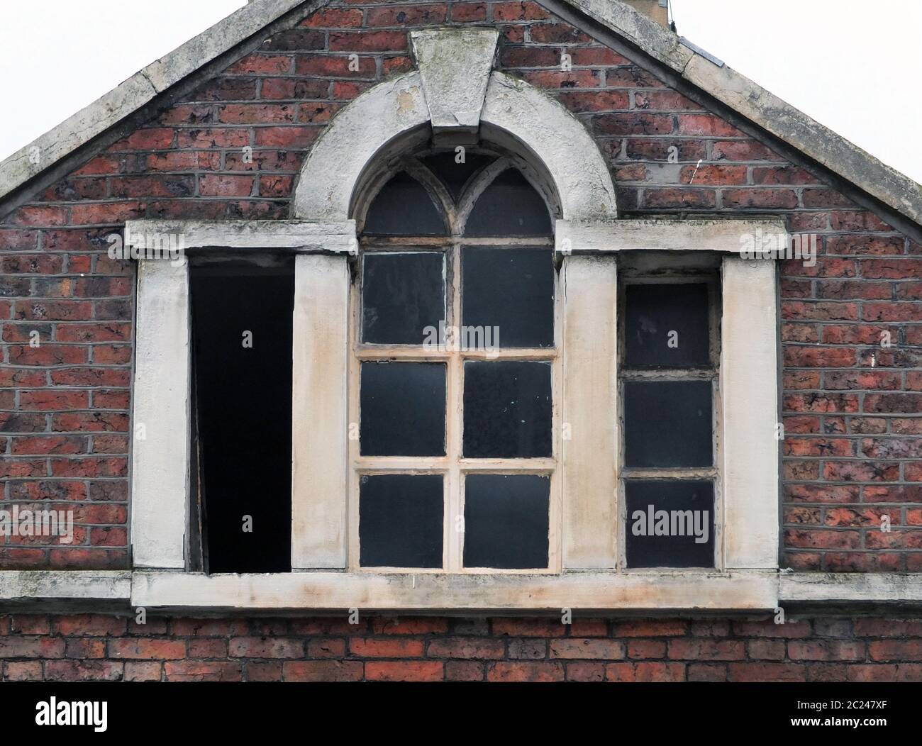 Fenêtres brisées dans un ancien bâtiment abandonné et abandonné du commerce avec cadre et toit en pierre à briques, Halifax, angleterre Banque D'Images