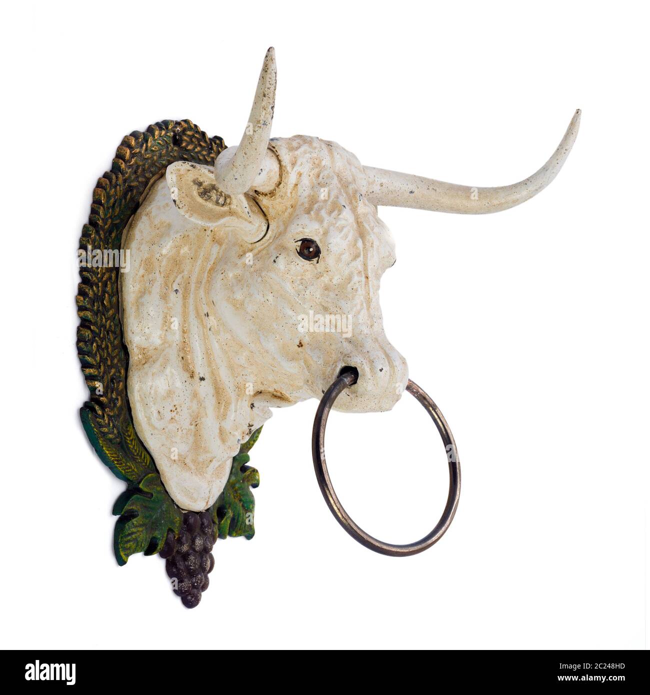 Décoration murale représentant une tête de taureau avec un anneau dans le nez. Image isolée. Banque D'Images
