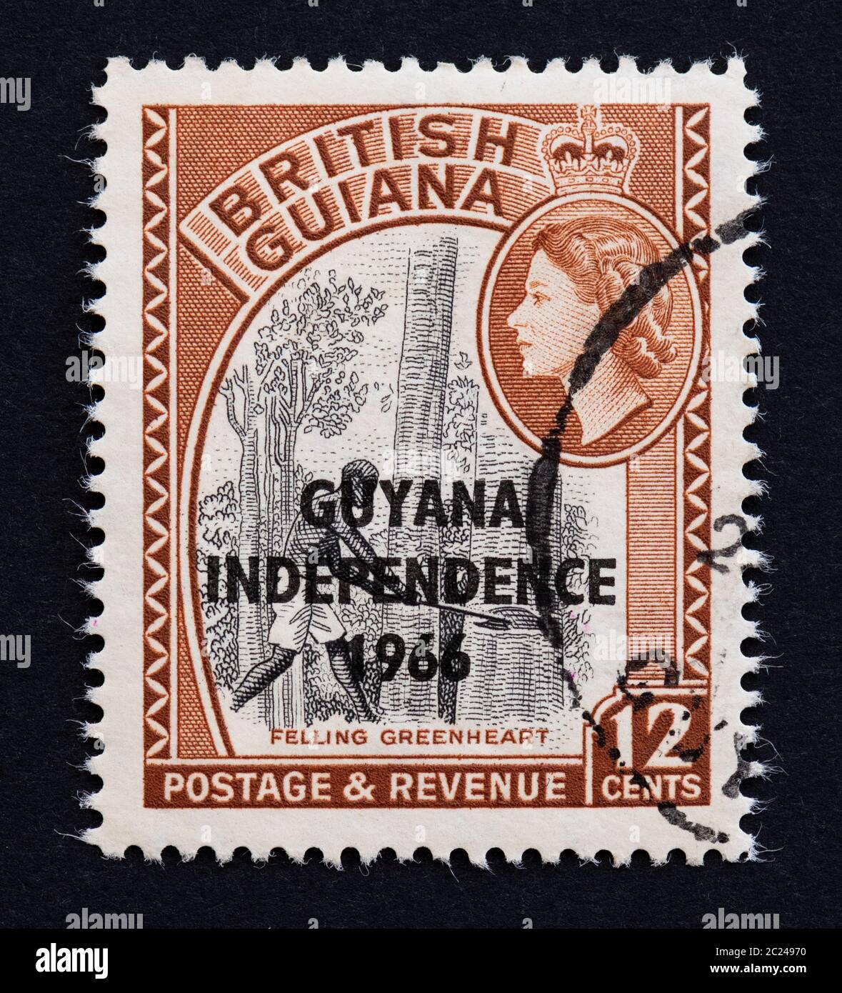 Timbre de la Guyane britannique surimprimé avec Guyana Independence 1966 - indique l'abattage de la plante greenheart ou chlorocardium rodei Banque D'Images