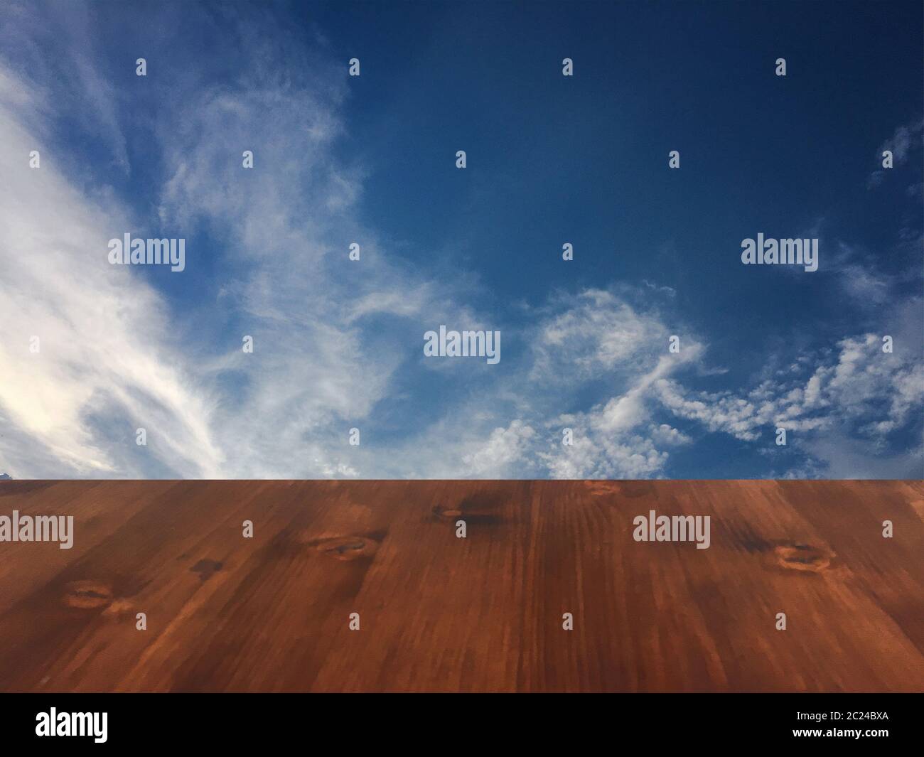 ancienne table en bois de chêne brun sur fond bleu ciel nuages, table en bois Banque D'Images