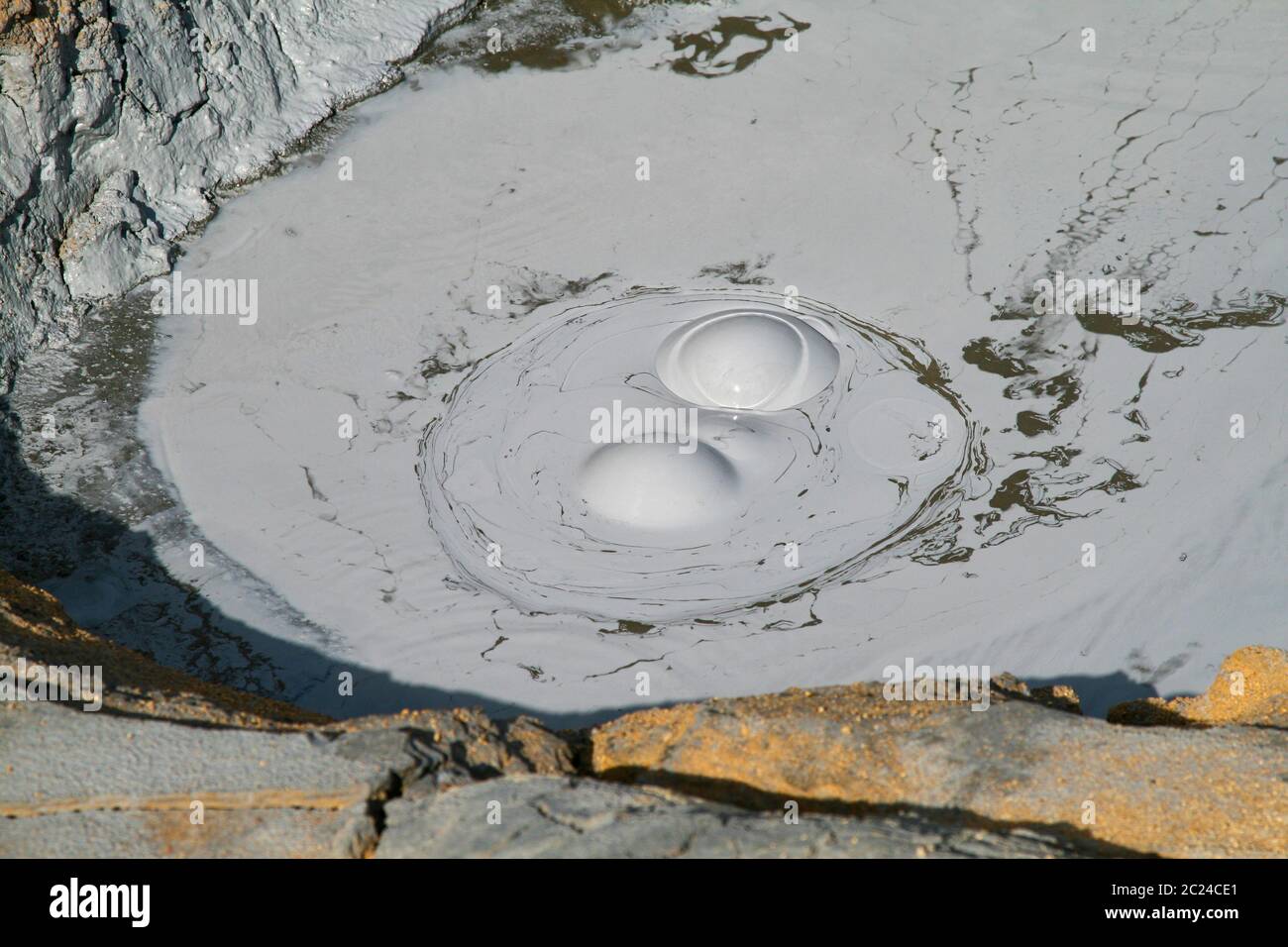 Bulles de trou de boue bouillant et fait des bulles grises Banque D'Images