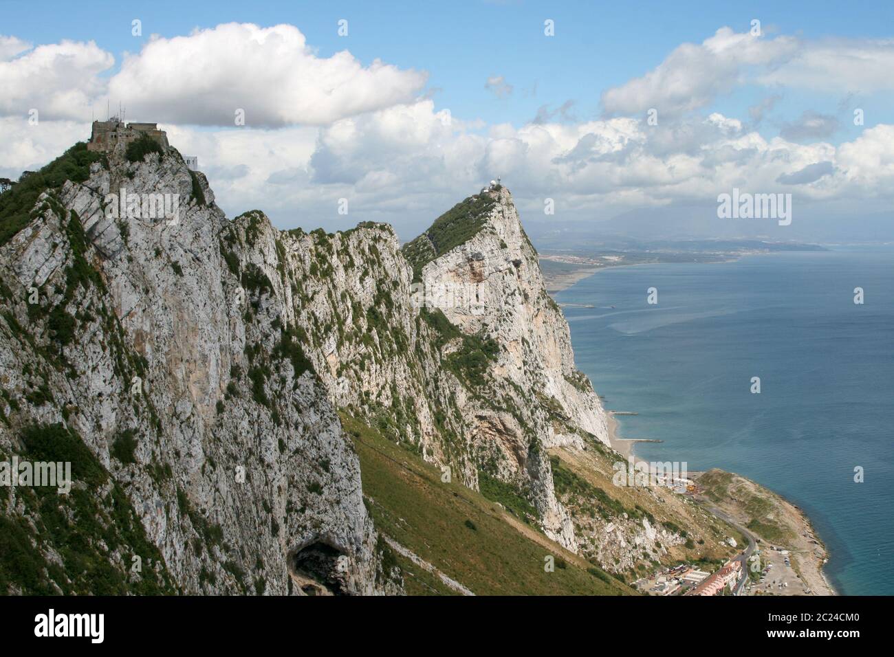 Vue sur la face rocheuse escarpée avec des abysses sur Gibraltar Banque D'Images