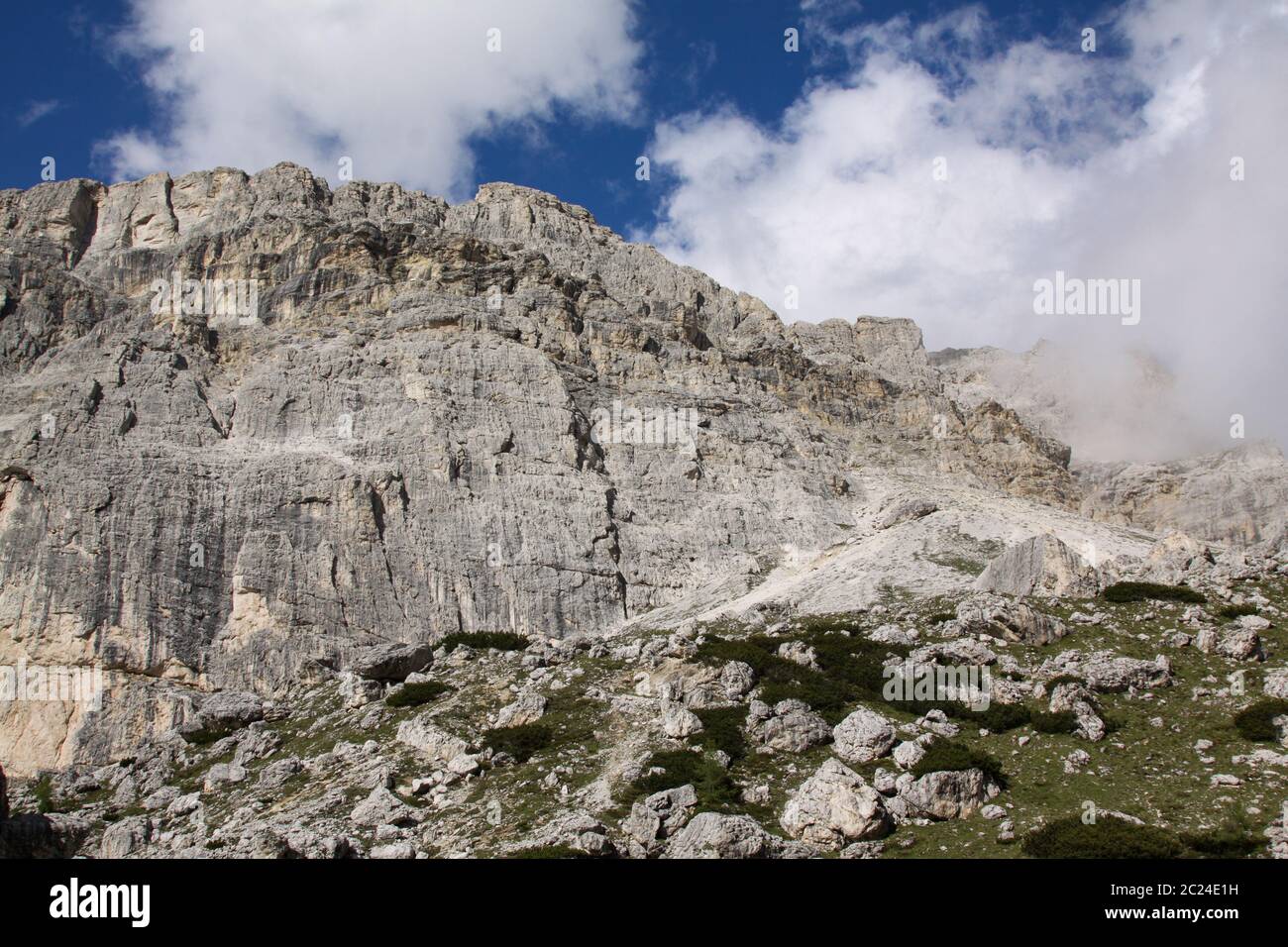 Mur de montagne escarpé dans les Alpes s'avance verticalement dans l'air Banque D'Images