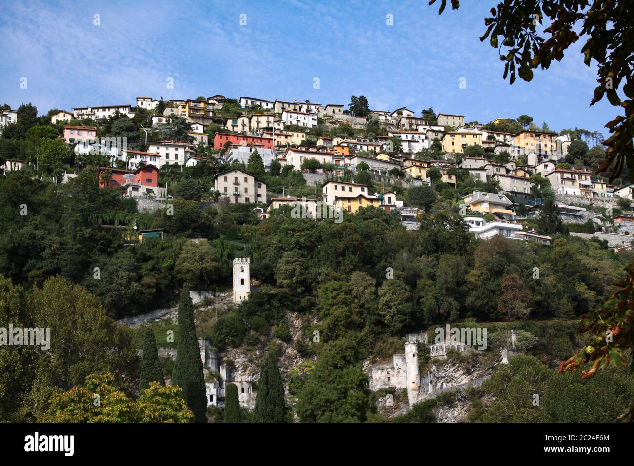 Village de montagne italien typique avec des maisons en face de roche abrupte en Lombardie Banque D'Images