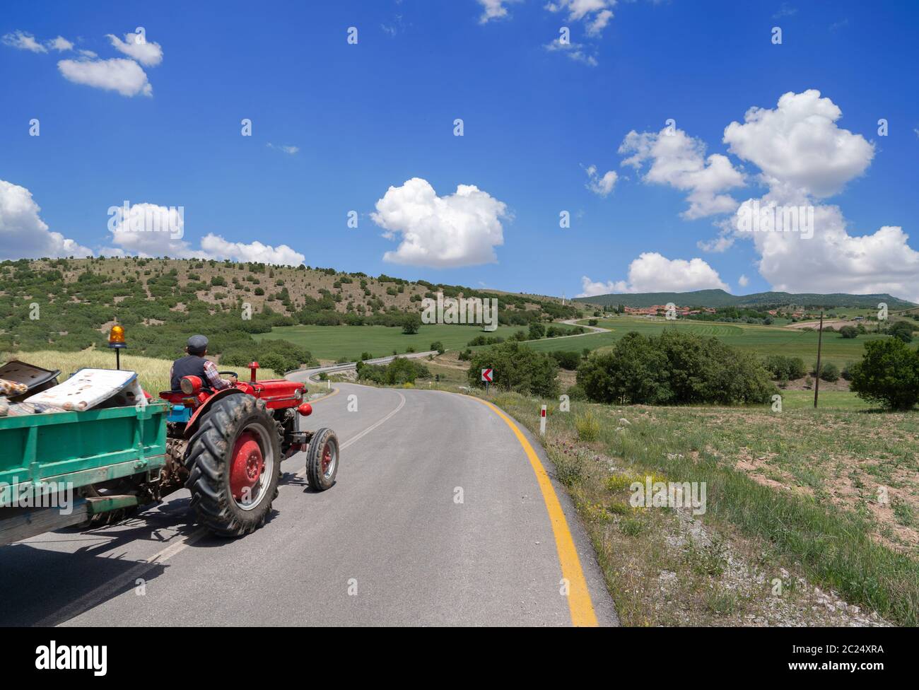 Un agriculteur passe par un tracteur sur la route du village qui va curling. La vie de village en Turquie. Kizilcahamam, Ankara. Banque D'Images
