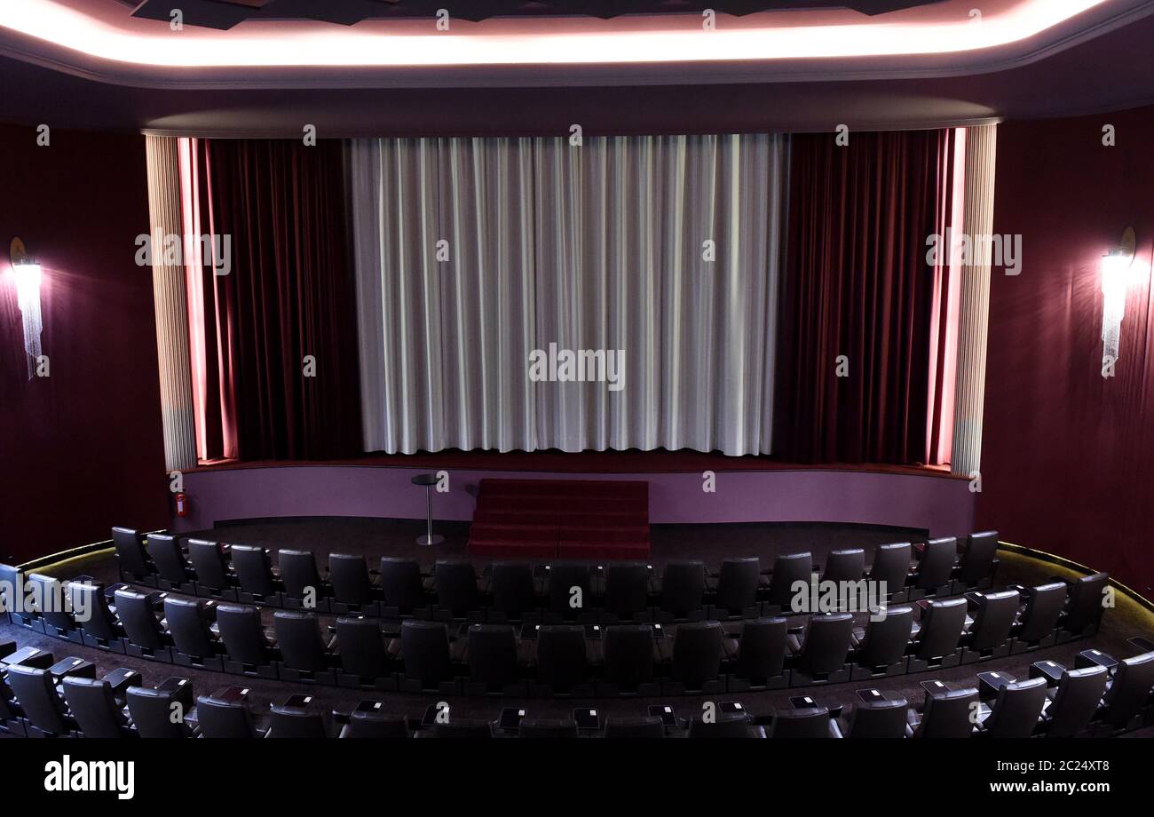 Munich, Allemagne. 16 juin 2020. Le rideau de la salle de cinéma Gloria Palast sera ouvert après la fermeture en raison de la pandémie de Corona le premier jour de la réouverture. Credit: Felix Hörhager/dpa/Alay Live News Banque D'Images